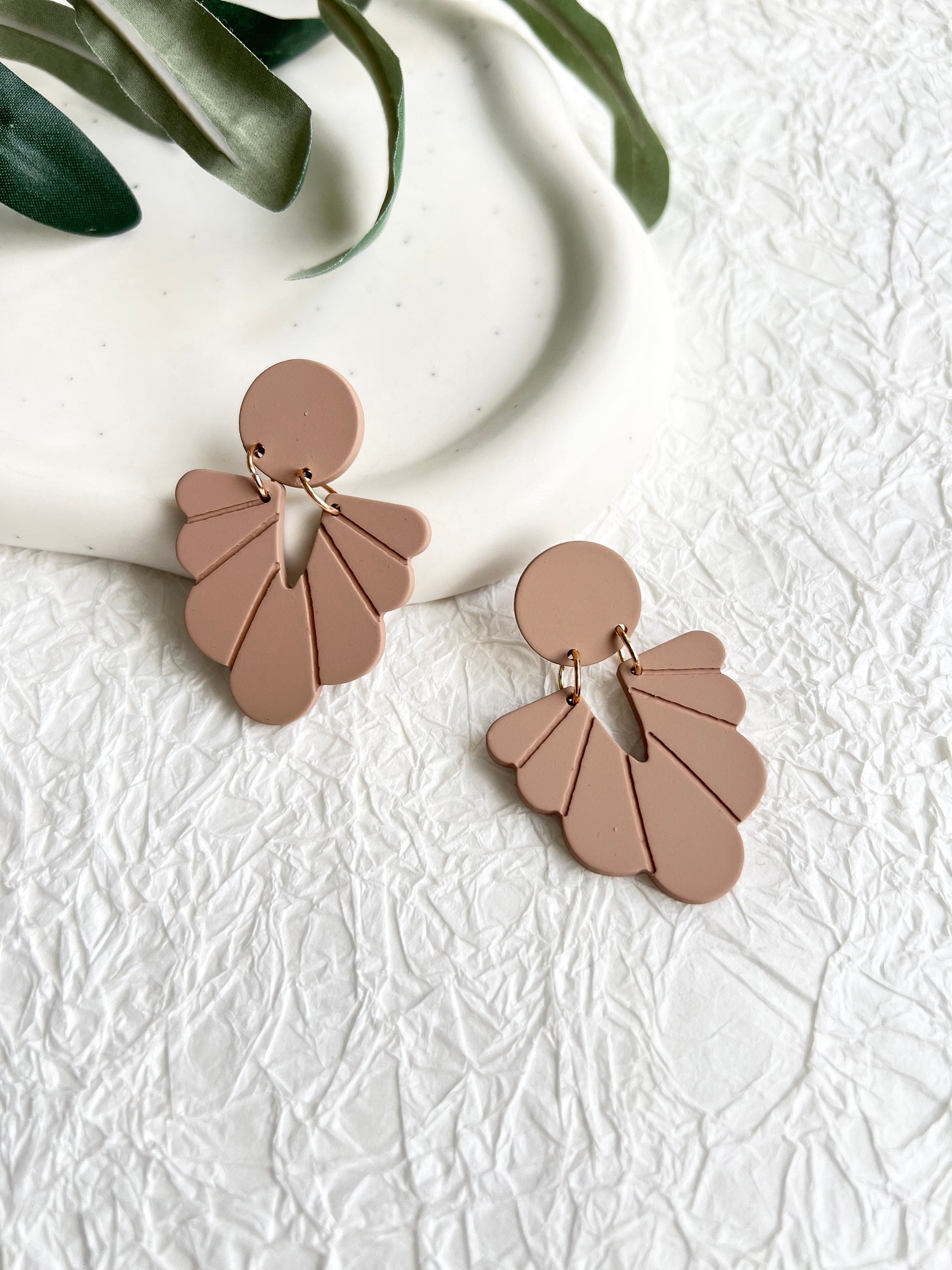 Ohrringe, beige Braun, roségoldene Details, geometrische Formen, große Hängeohrringe, moderner-Brauthaarschmuck-Schmuckblüte