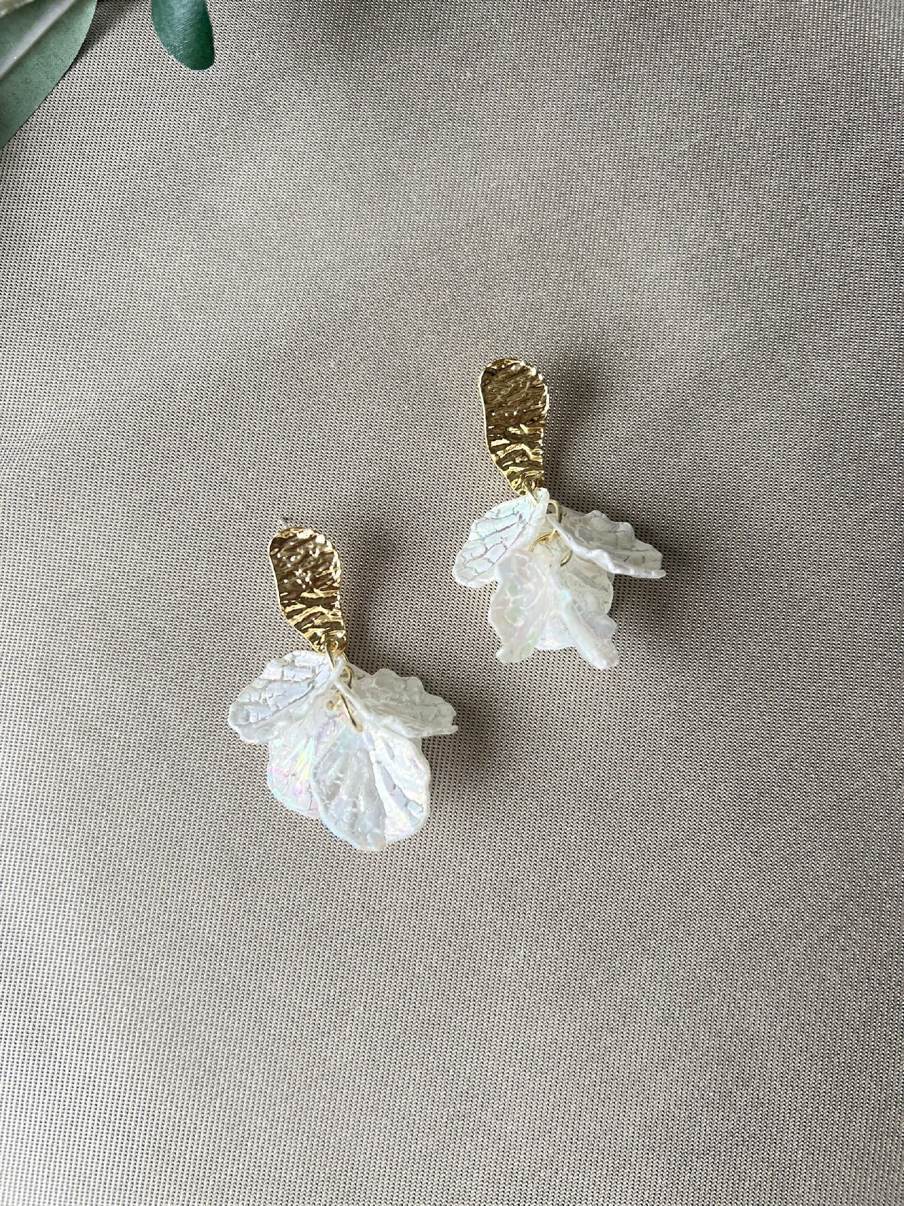 Ohrringe gold und weiß, zarte leicht transparente Blätter, Hängeohrringe, eleganter Braut Ohrschmuck Hochzeit, Brautohrringe, Brautschmuck-Ohrringe-Schmuckblüte