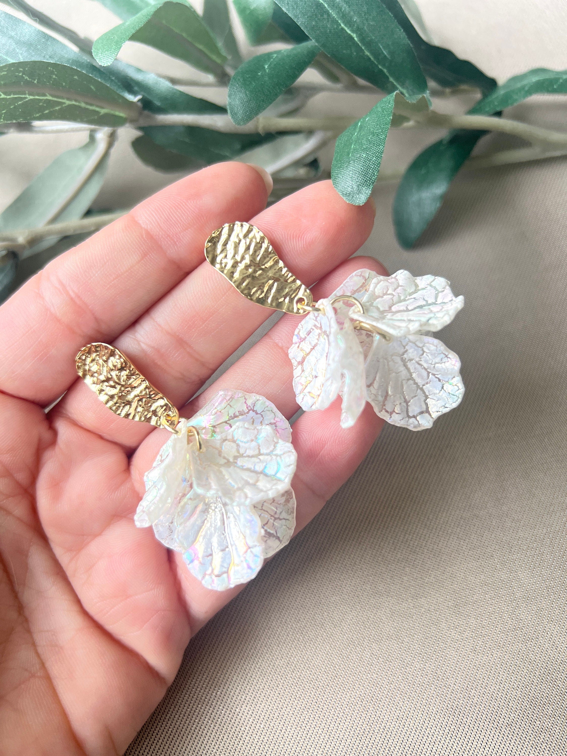 Ohrringe gold und weiß, zarte leicht transparente Blätter, Hängeohrringe, eleganter Braut Ohrschmuck Hochzeit, Brautohrringe, Brautschmuck-Ohrringe-Schmuckblüte
