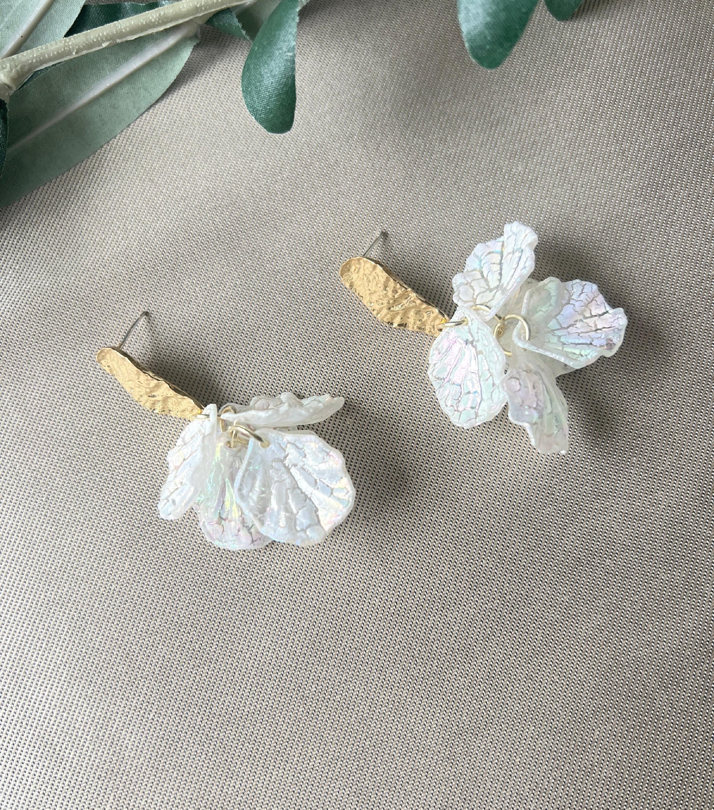 Ohrringe gold und weiß, zarte leicht transparente Blätter, Hängeohrringe, eleganter Braut Ohrschmuck Hochzeit, Brautohrringe, Brautschmuck-Ohrringe-Schmuckblüte