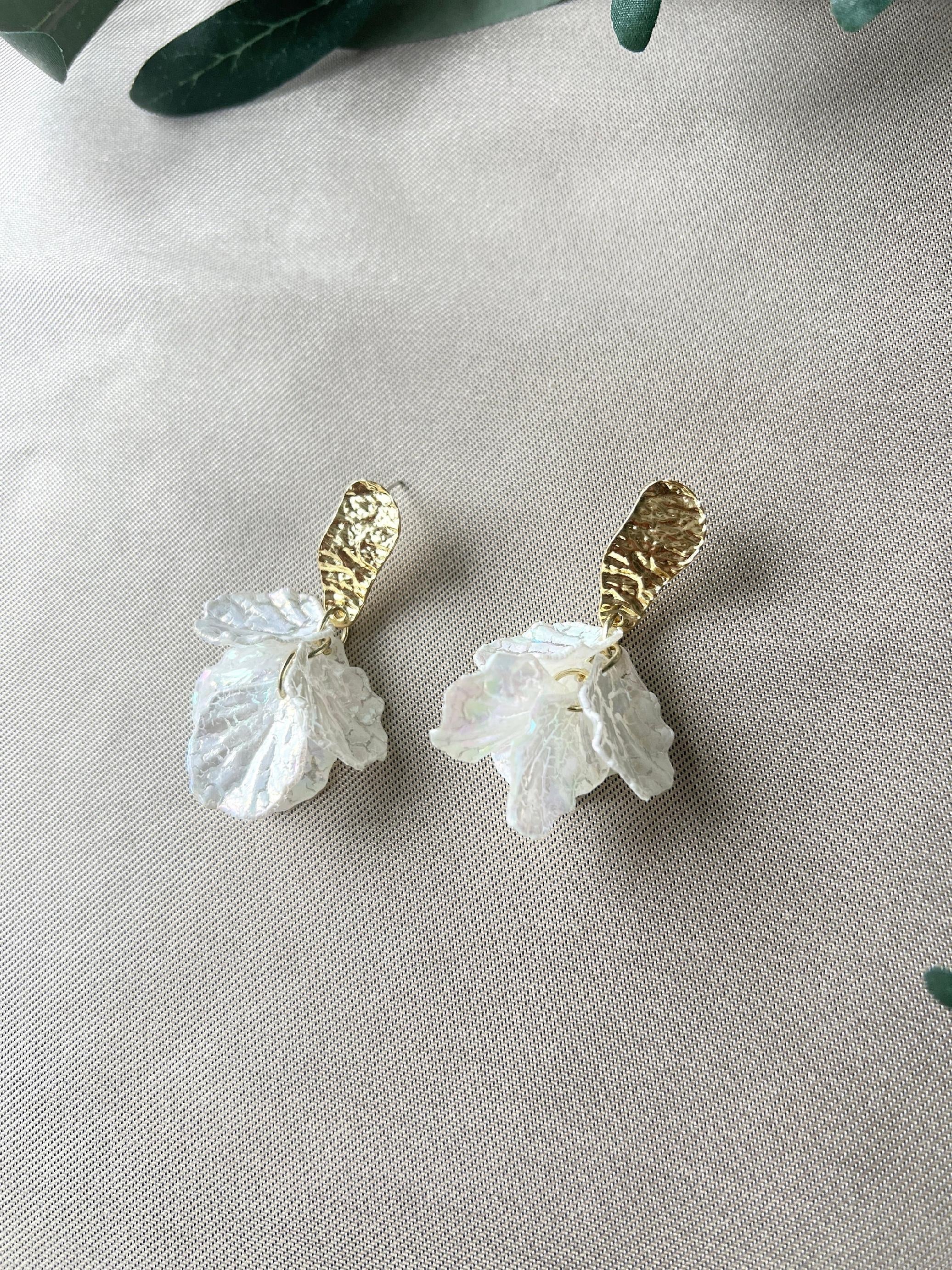 Ohrringe gold und weiß, zarte leicht transparente Blätter, Hängeohrringe, eleganter Braut Ohrschmuck Hochzeit, Brautohrringe, Brautschmuck-Ohrringe-Schmuckblüte