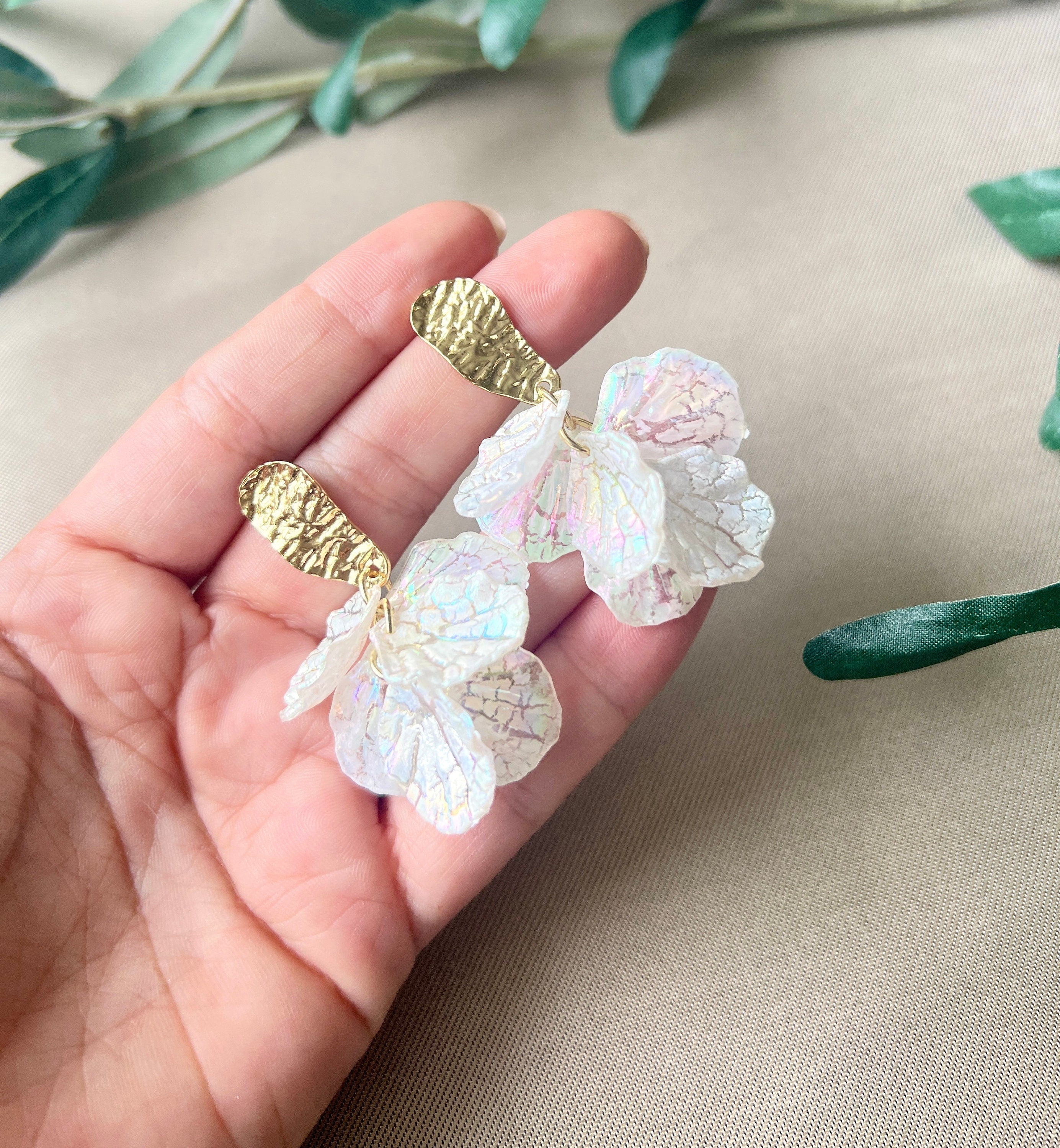 Ohrringe gold und weiß, zarte leicht transparente Blätter, Hängeohrringe, eleganter Braut Ohrschmuck Hochzeit, Brautohrringe, Brautschmuck-Ohrringe-Schmuckblüte