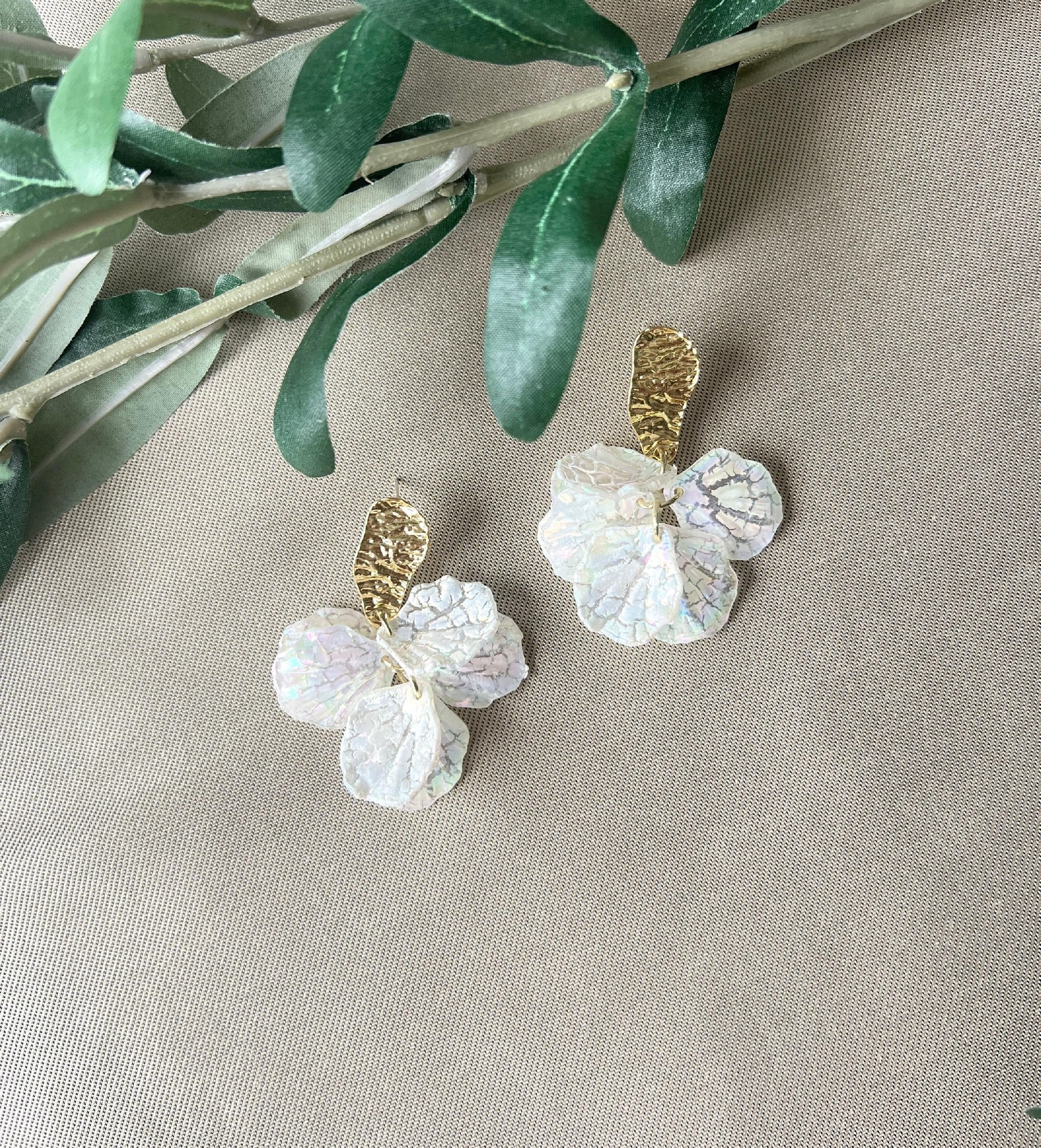 Ohrringe gold und weiß, zarte leicht transparente Blätter, Hängeohrringe, eleganter Braut Ohrschmuck Hochzeit, Brautohrringe, Brautschmuck-Ohrringe-Schmuckblüte