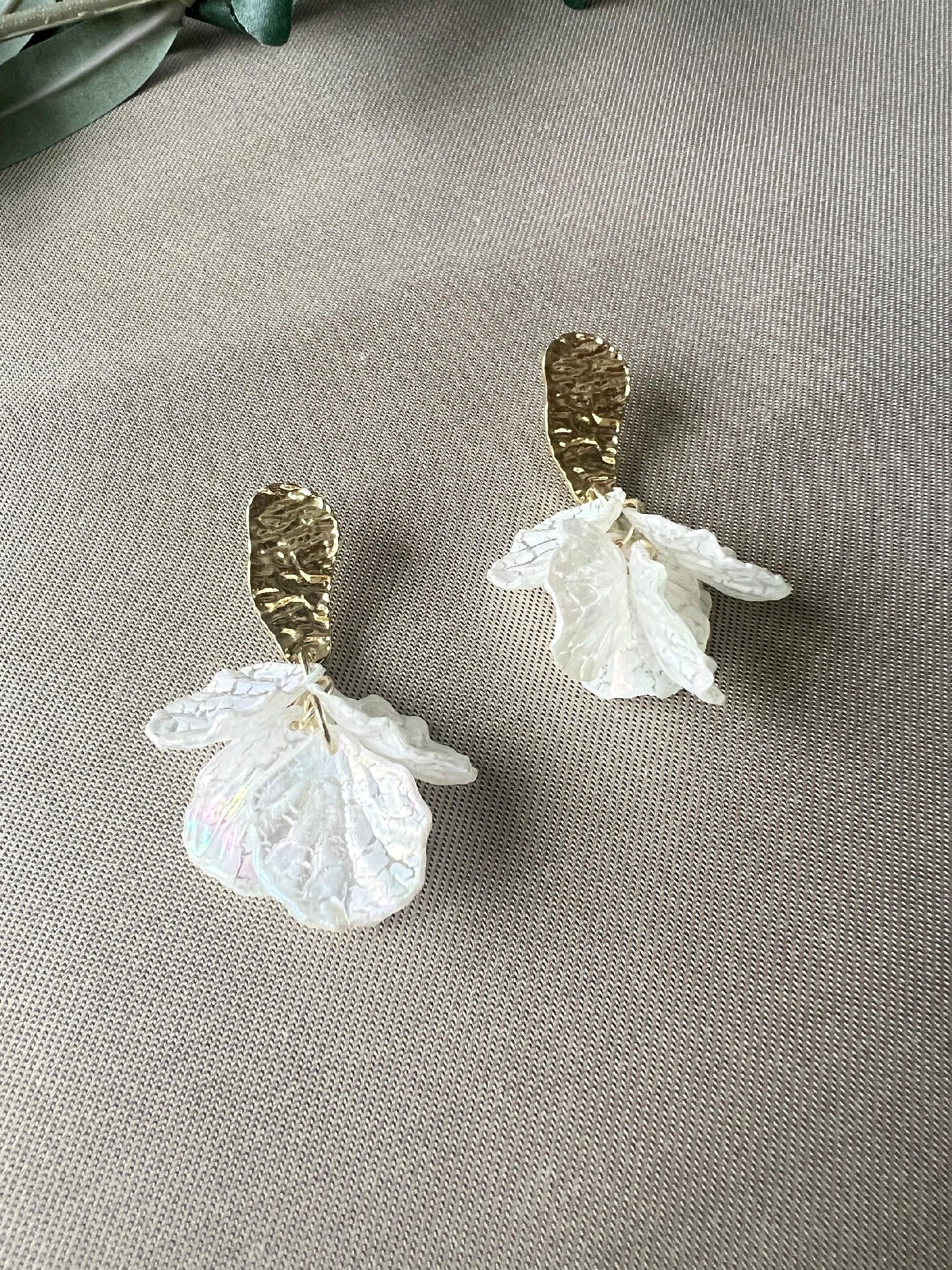 Ohrringe gold und weiß, zarte leicht transparente Blätter, Hängeohrringe, eleganter Braut Ohrschmuck Hochzeit, Brautohrringe, Brautschmuck-Ohrringe-Schmuckblüte