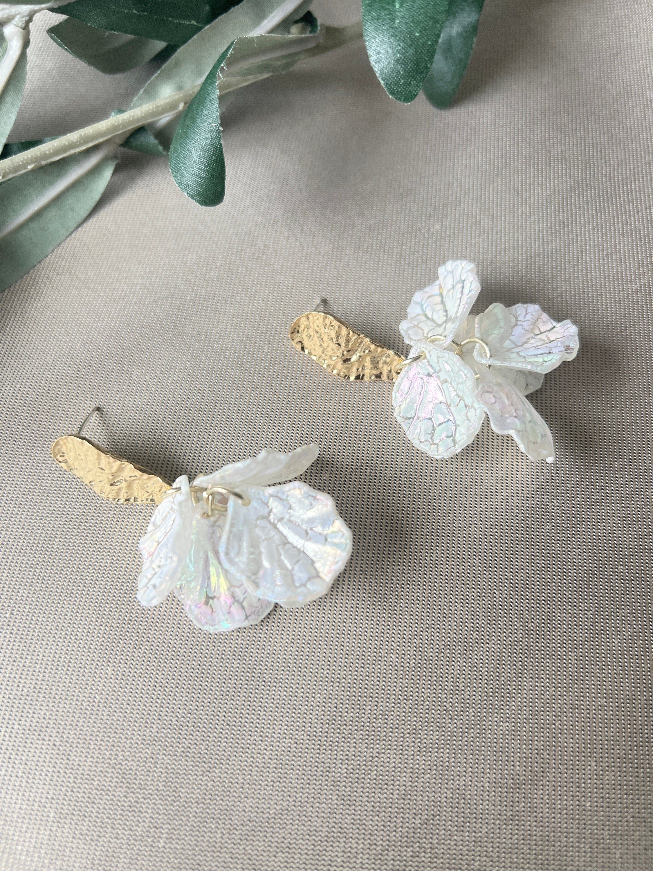 Ohrringe gold und weiß, zarte leicht transparente Blätter, Hängeohrringe, eleganter Braut Ohrschmuck Hochzeit, Brautohrringe, Brautschmuck-Ohrringe-Schmuckblüte