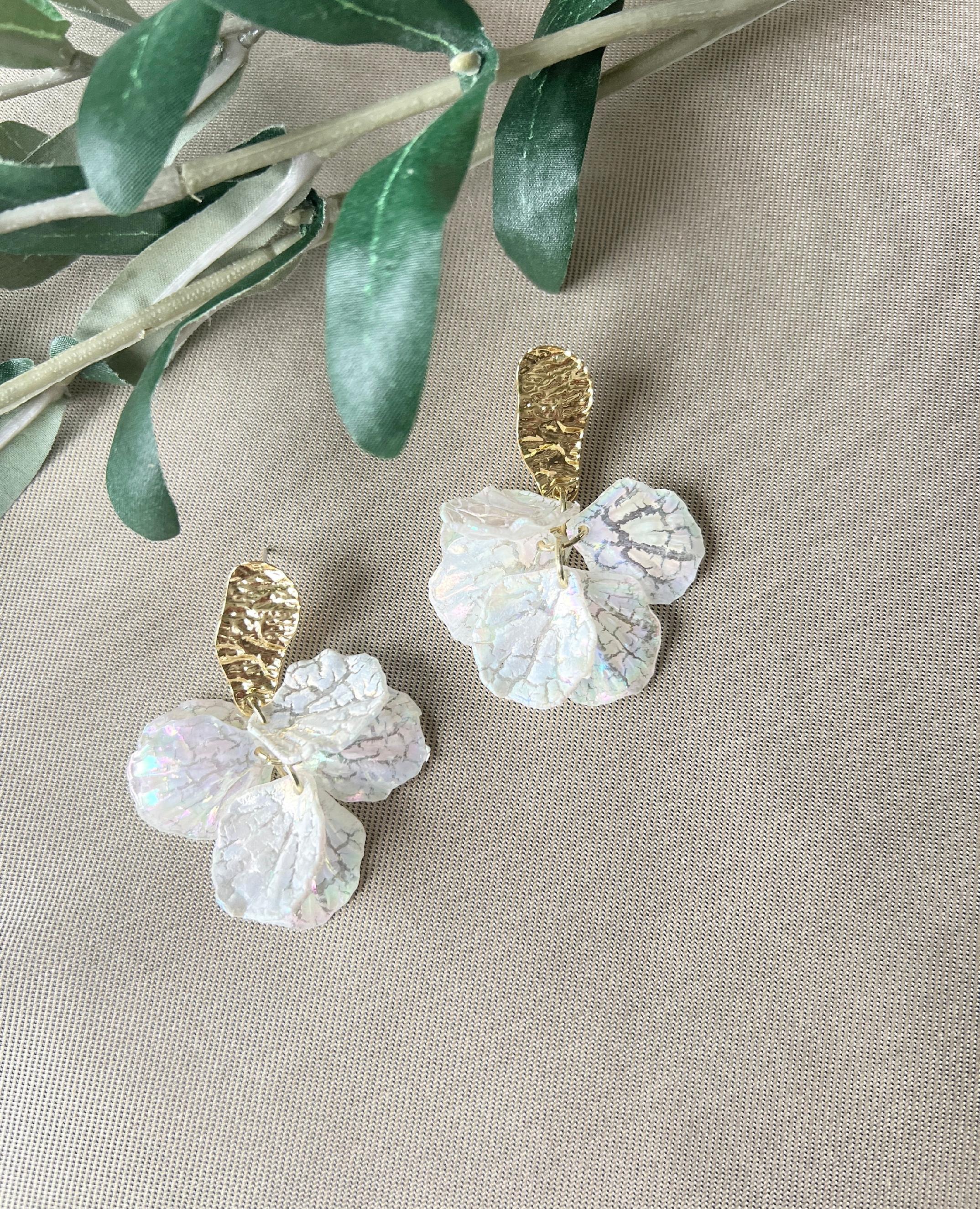 Ohrringe gold und weiß, zarte leicht transparente Blätter, Hängeohrringe, eleganter Braut Ohrschmuck Hochzeit, Brautohrringe, Brautschmuck-Ohrringe-Schmuckblüte