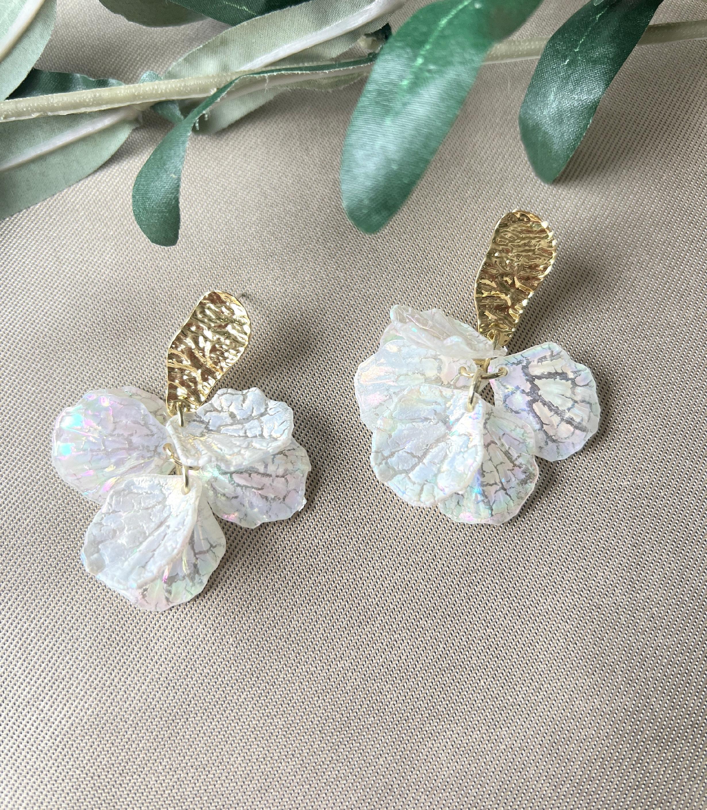 Ohrringe gold und weiß, zarte leicht transparente Blätter, Hängeohrringe, eleganter Braut Ohrschmuck Hochzeit, Brautohrringe, Brautschmuck-Ohrringe-Schmuckblüte