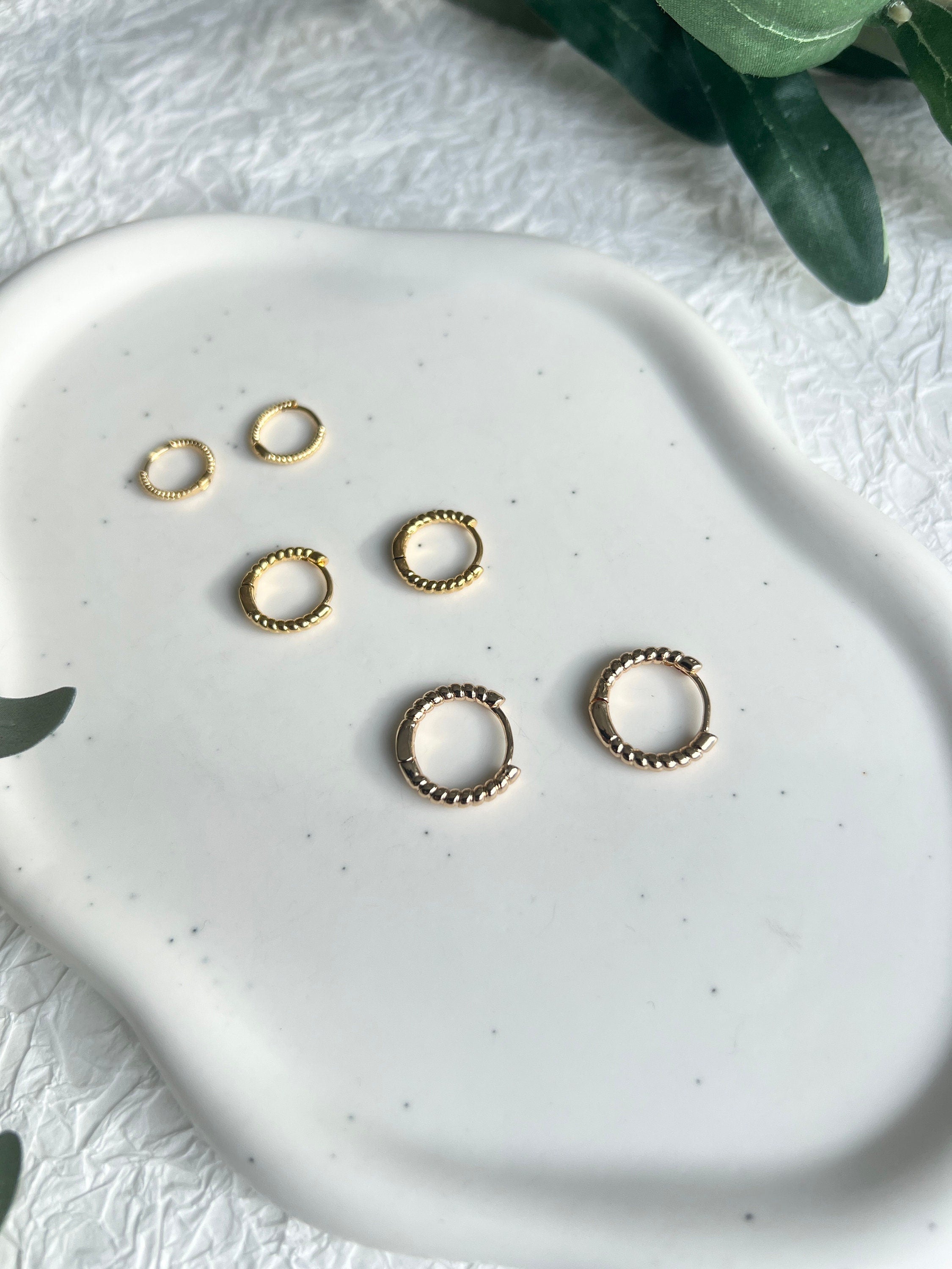 Ohrringe, kleine zarte Creolen, warmes Gold, rund, gedreht, moderne Ohrringe, - 13 mm-Ohrringe-Schmuckblüte