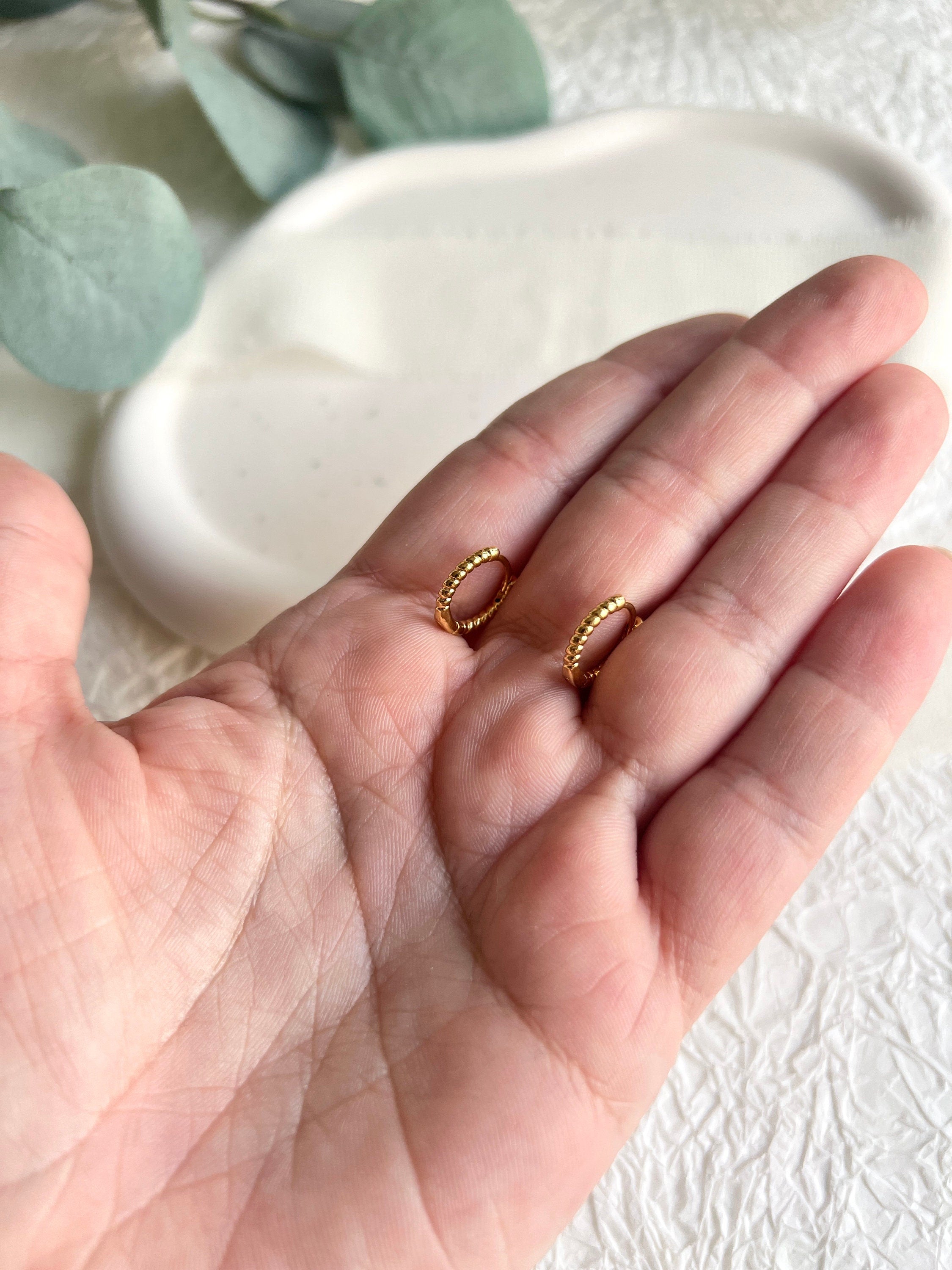 Ohrringe, kleine zarte Creolen, warmes Gold, rund, gedreht, moderne Ohrringe, - 13 mm-Ohrringe-Schmuckblüte