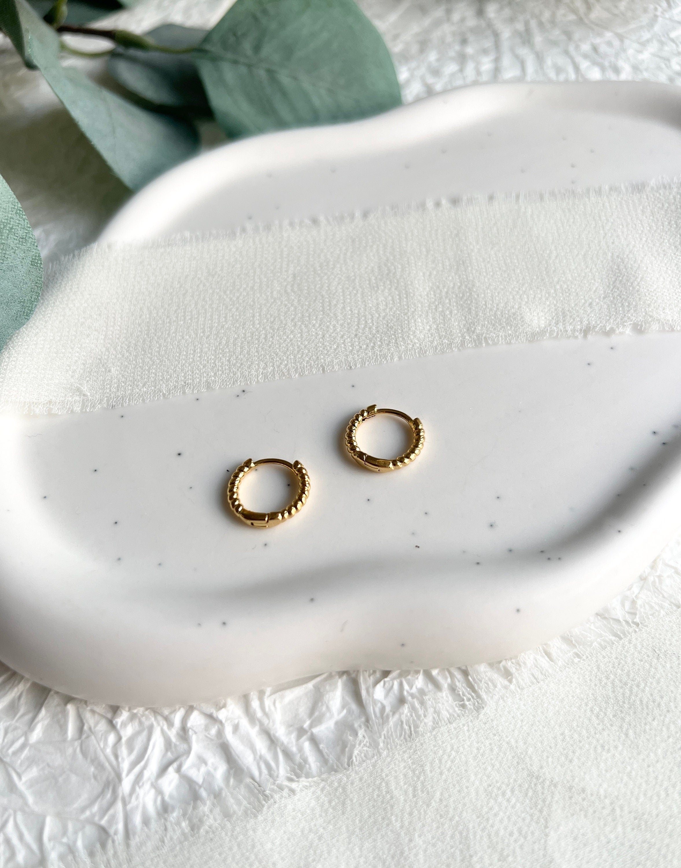 Ohrringe, kleine zarte Creolen, warmes Gold, rund, gedreht, moderne Ohrringe, - 13 mm-Ohrringe-Schmuckblüte