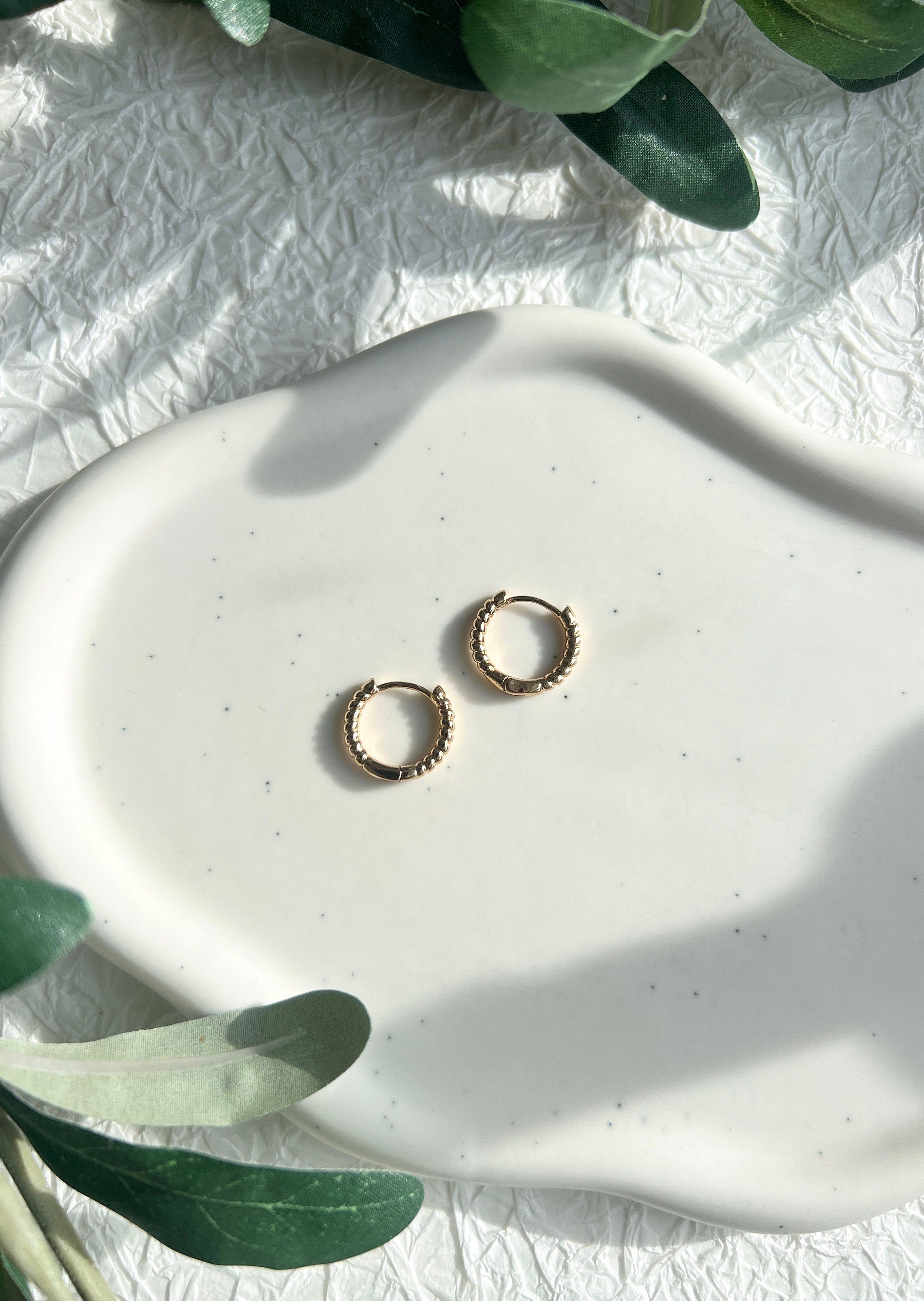 Ohrringe, kleine zarte Creolen, warmes Gold, rund, gedreht, moderne Ohrringe, - 13 mm-Ohrringe-Schmuckblüte