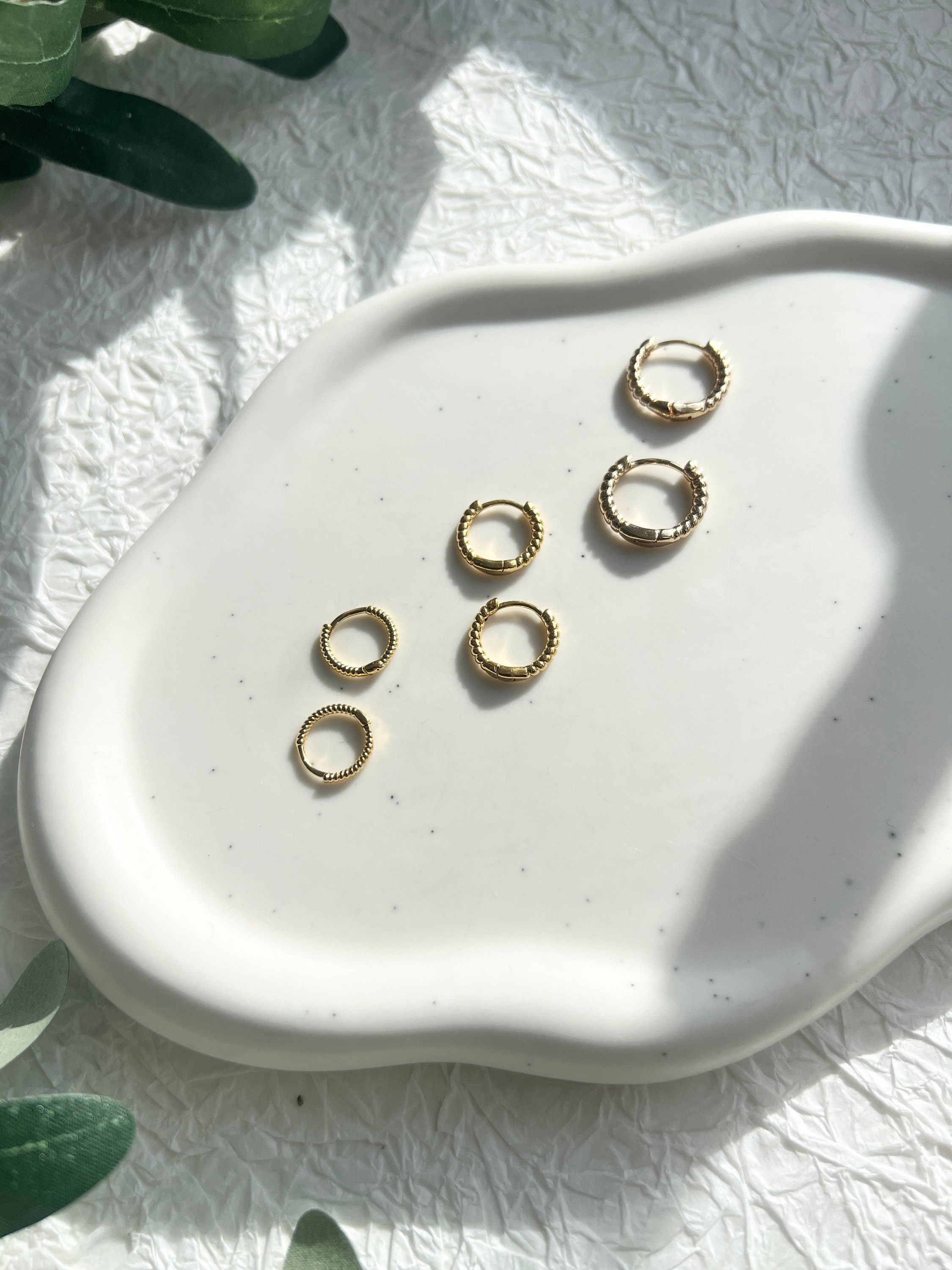 Ohrringe, kleine zarte Creolen, warmes Gold, rund, gedreht, moderne Ohrringe, - 16 mm-Ohrringe-Schmuckblüte