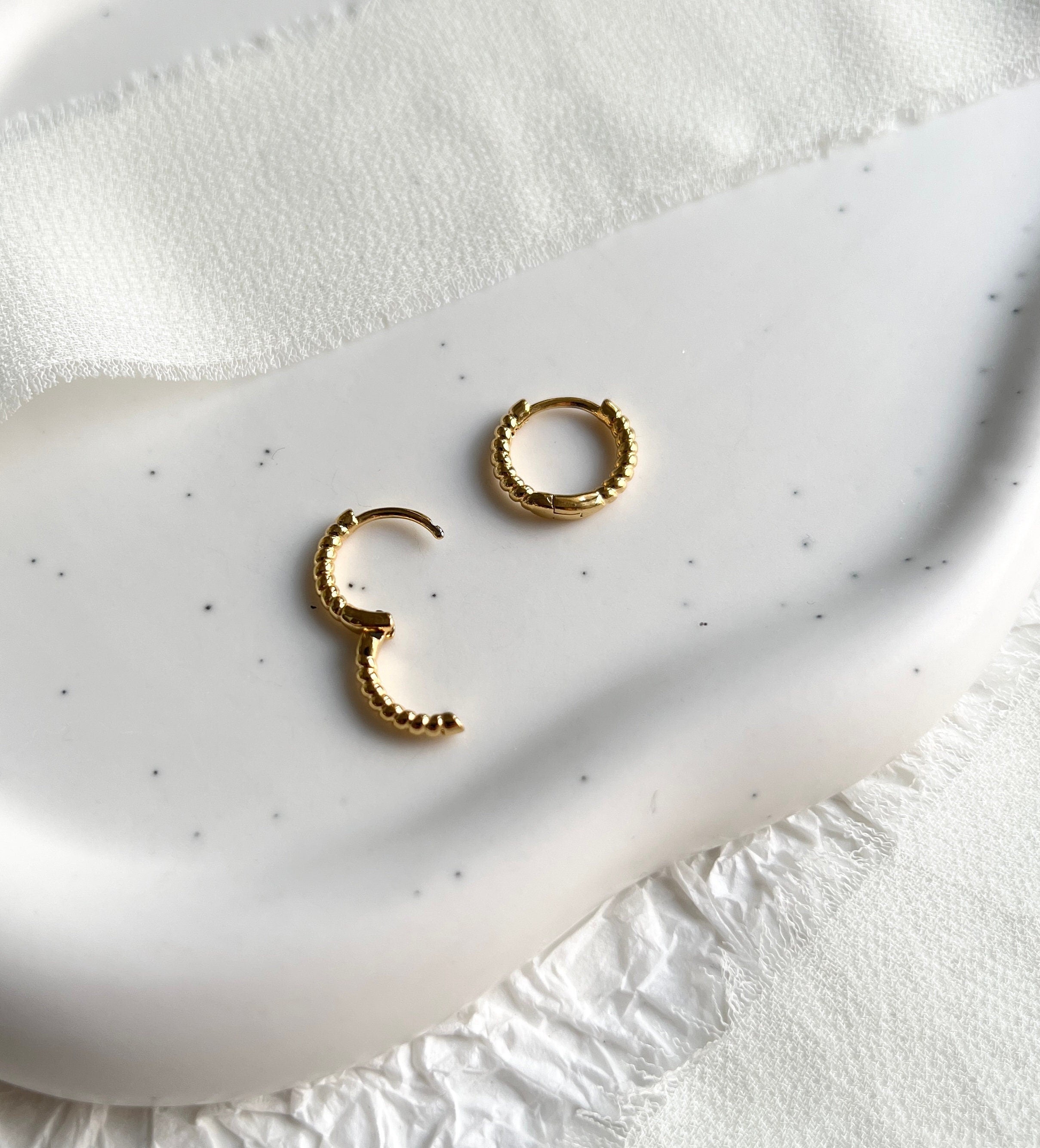 Ohrringe, kleine zarte Creolen, warmes Gold, rund, gedreht, moderne Ohrringe, - 16 mm-Ohrringe-Schmuckblüte