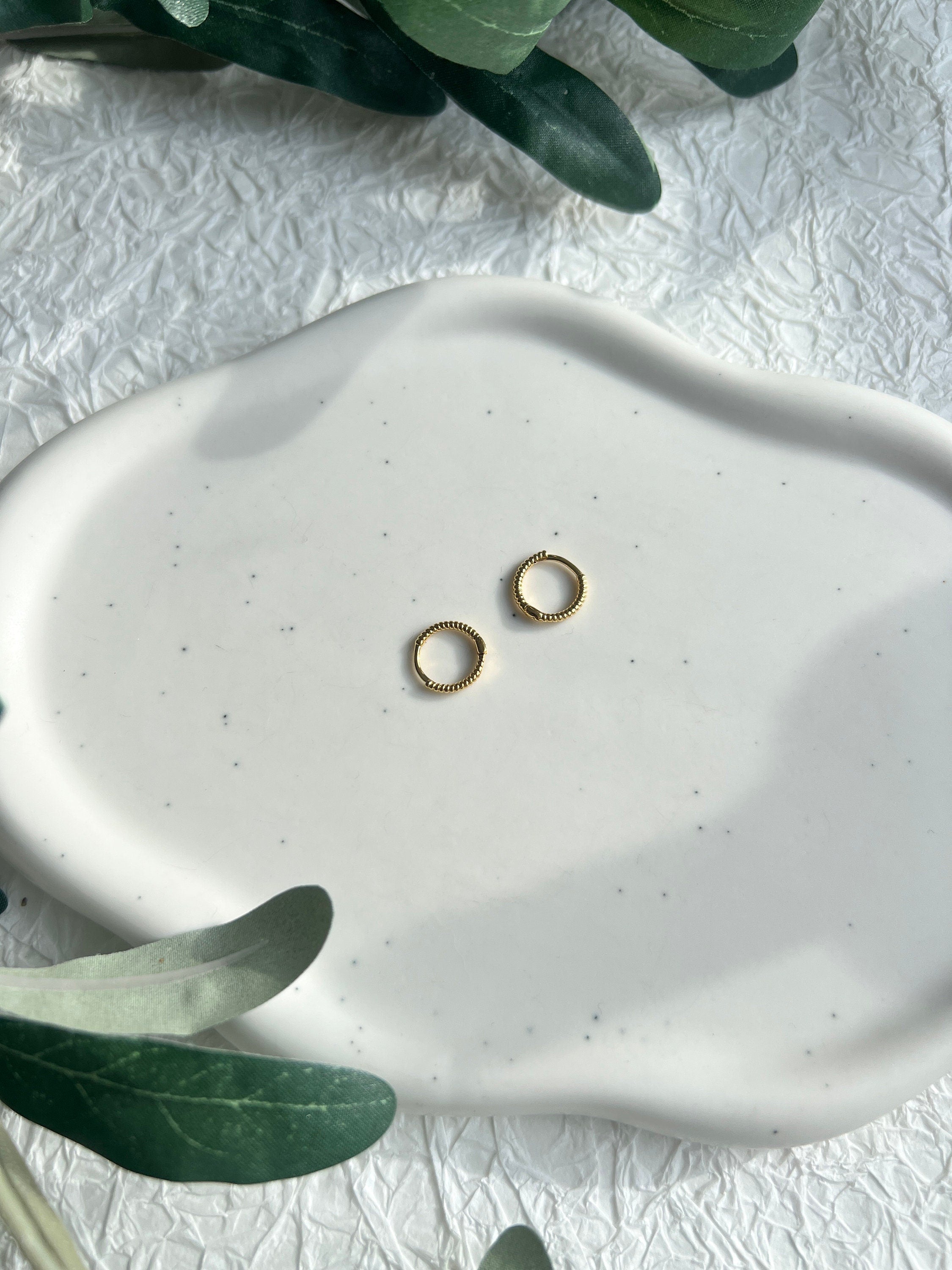 Ohrringe, kleine zarte Creolen, warmes Gold, rund, gedreht, moderne Ohrringe, - 16 mm-Ohrringe-Schmuckblüte