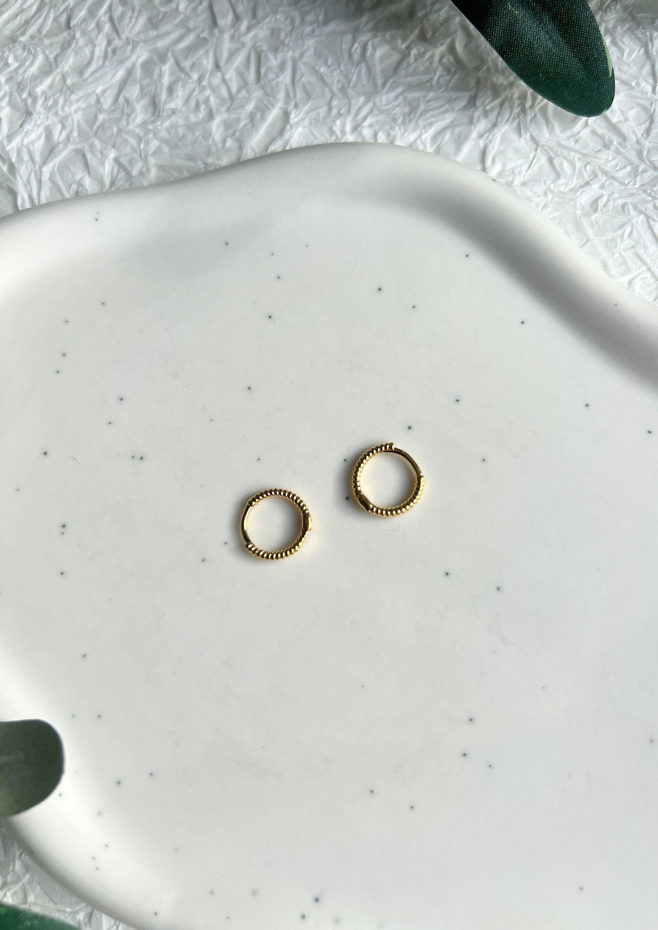 Ohrringe, kleine zarte Creolen, warmes Gold, rund, gedreht, moderne Ohrringe, - 16 mm-Ohrringe-Schmuckblüte