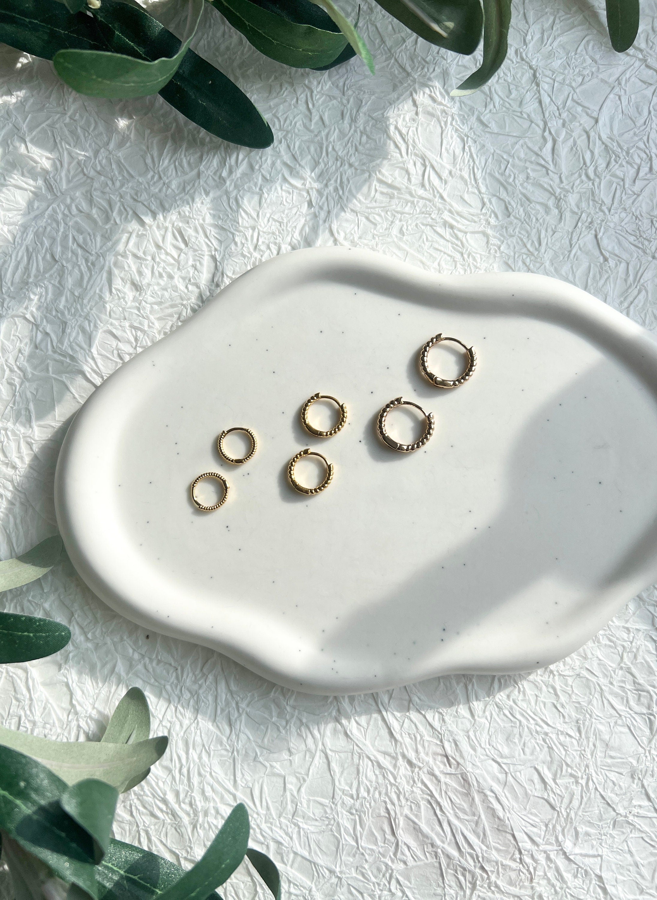 Ohrringe, kleine zarte Creolen, warmes Gold, rund, gedreht, moderne Ohrringe, - 16 mm-Ohrringe-Schmuckblüte