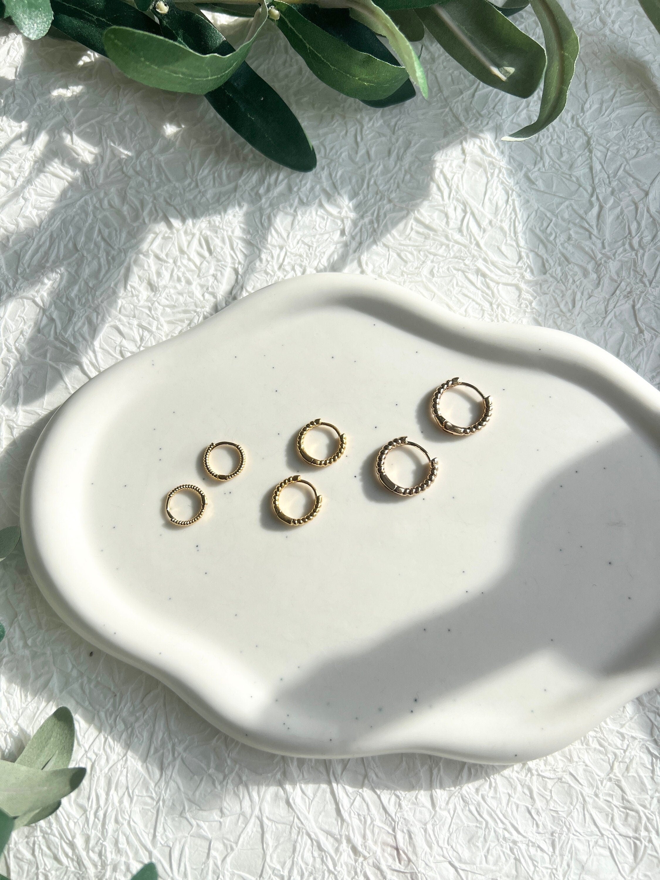 Ohrringe, kleine zarte Creolen, warmes Gold, rund, gedreht, moderne Ohrringe, - 16 mm-Ohrringe-Schmuckblüte