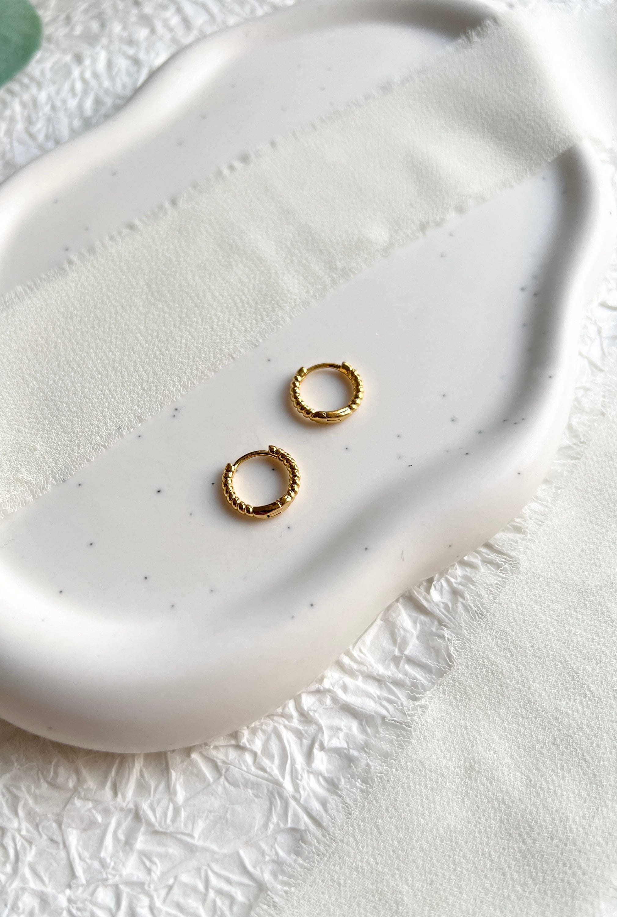 Ohrringe, kleine zarte Creolen, warmes Gold, rund, gedreht, moderne Ohrringe, minimalistisch, Hoop-Ohrringe-Schmuckblüte