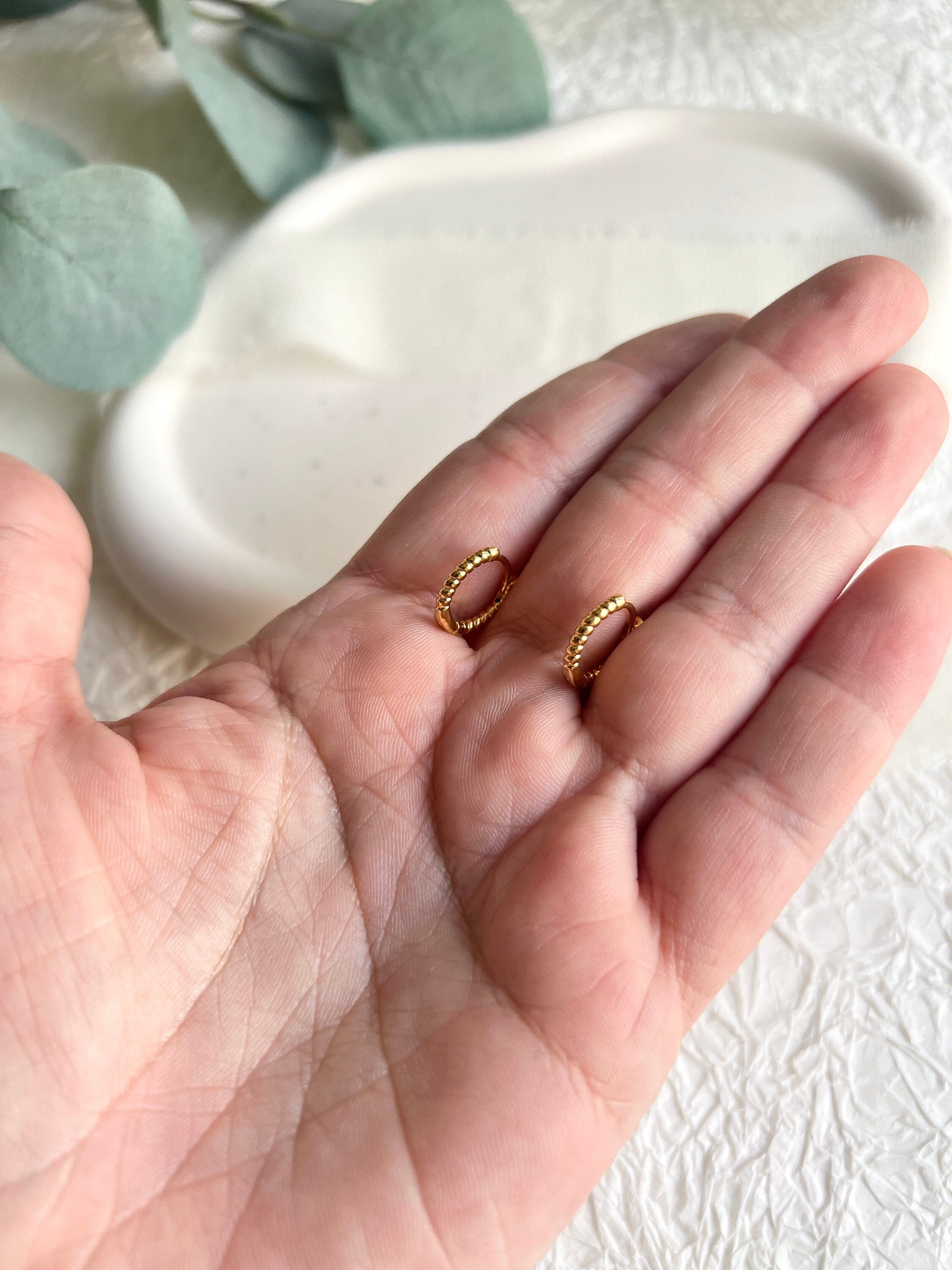 Ohrringe, kleine zarte Creolen, warmes Gold, rund, gedreht, moderne Ohrringe, minimalistisch, Hoop-Ohrringe-Schmuckblüte