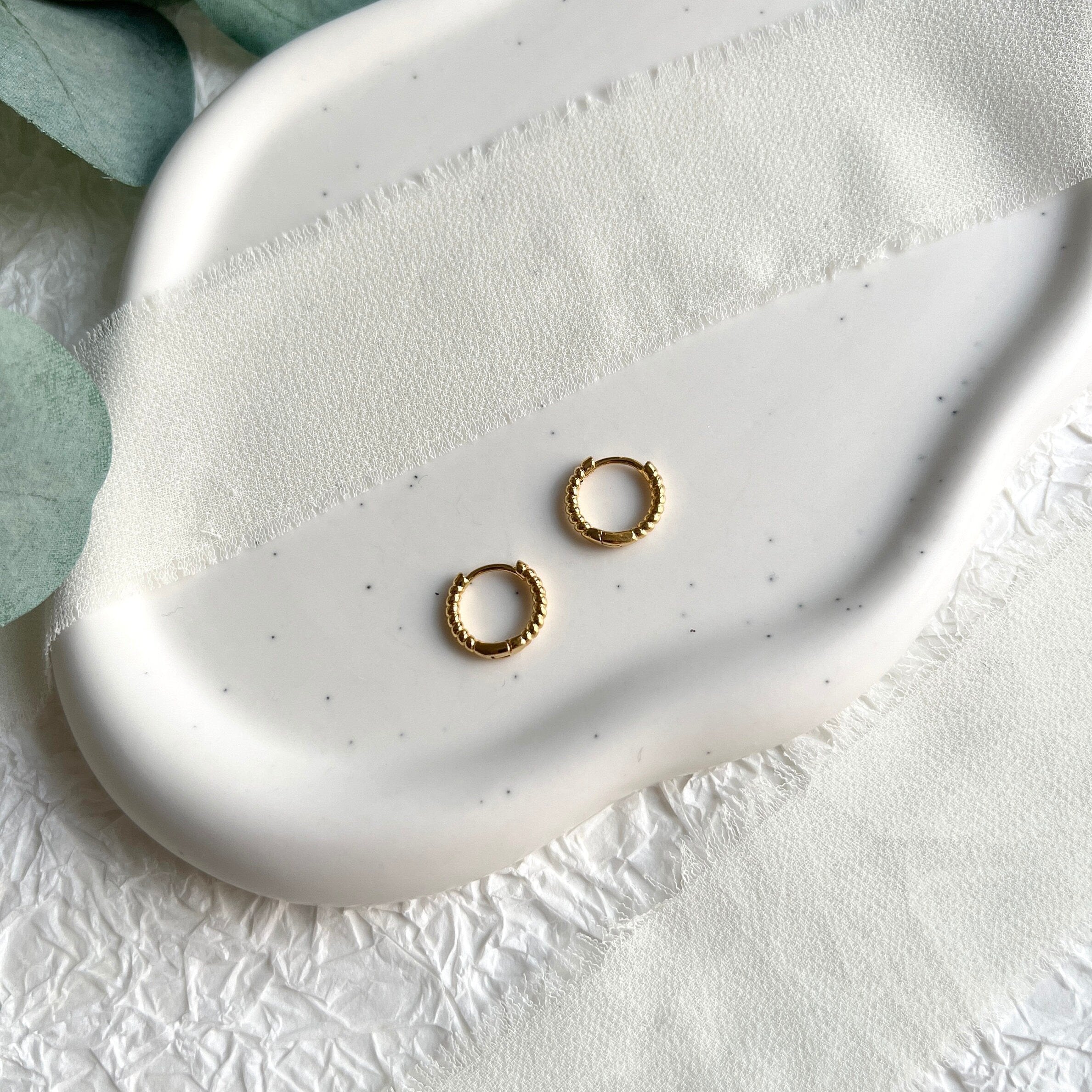 Ohrringe, kleine zarte Creolen, warmes Gold, rund, gedreht, moderne Ohrringe, minimalistisch, Hoop-Ohrringe-Schmuckblüte