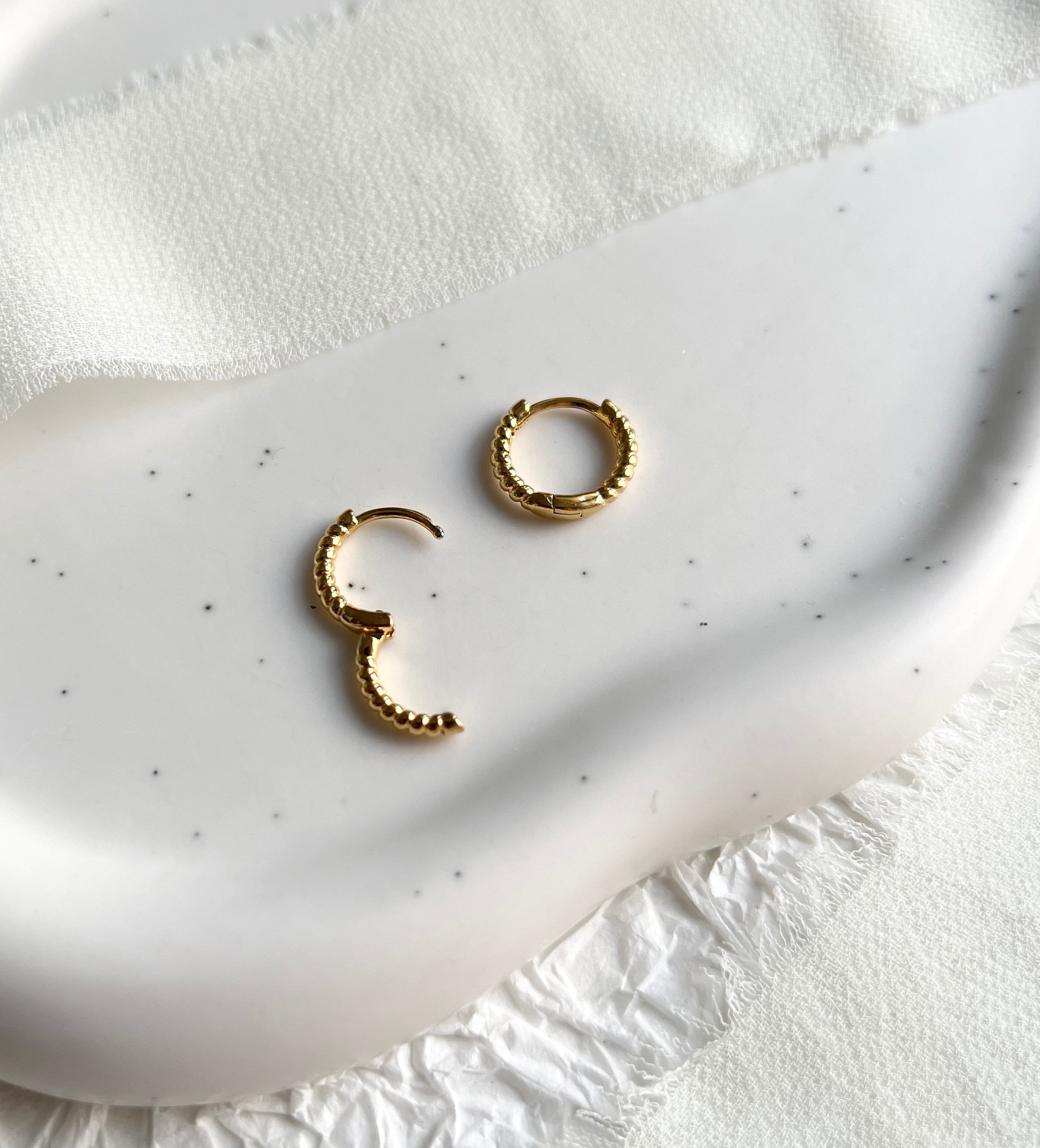 Ohrringe, kleine zarte Creolen, warmes Gold, rund, gedreht, moderne Ohrringe, minimalistisch, Hoop-Ohrringe-Schmuckblüte