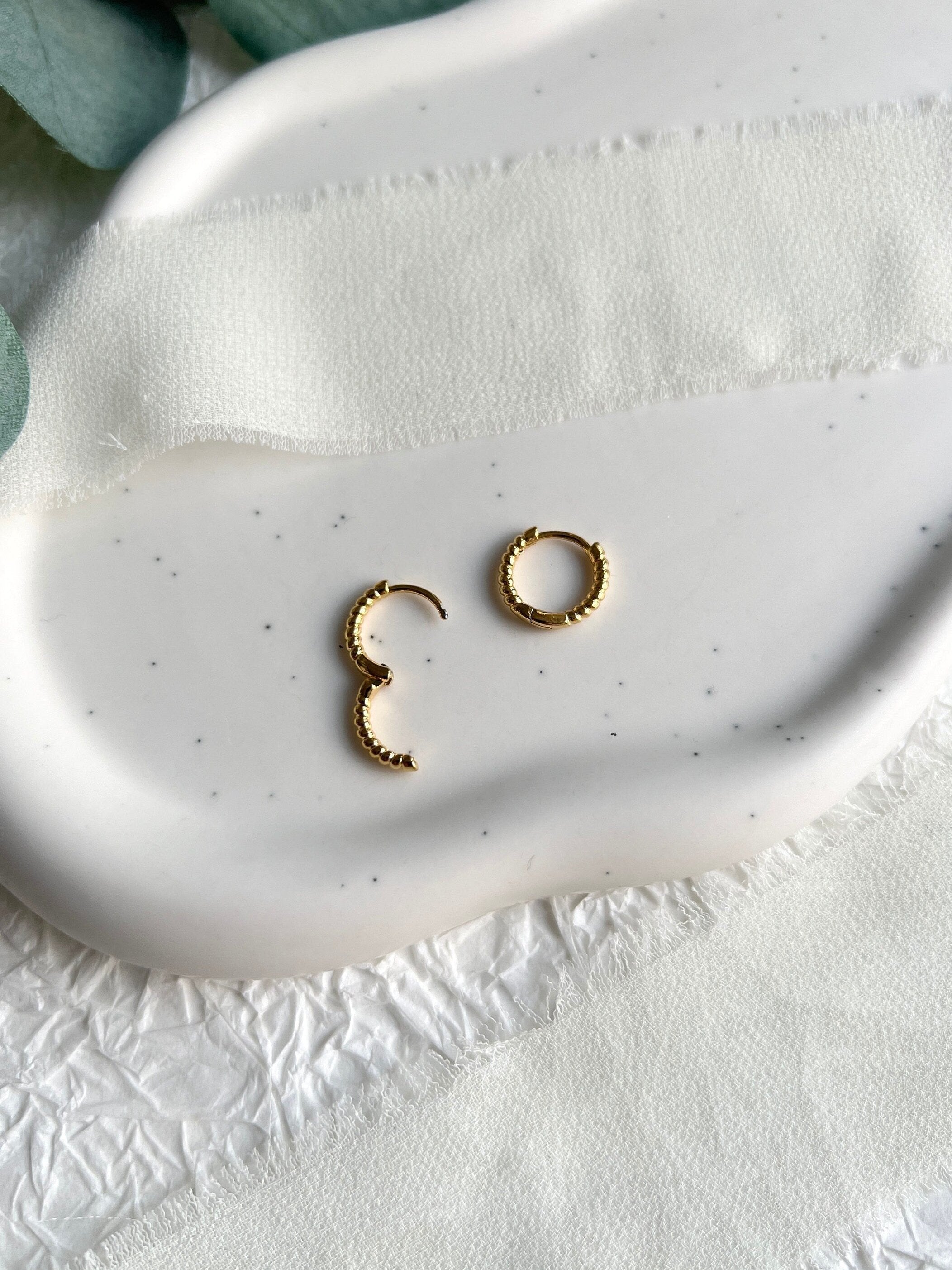 Ohrringe, kleine zarte Creolen, warmes Gold, rund, gedreht, moderne Ohrringe, minimalistisch, Hoop-Ohrringe-Schmuckblüte