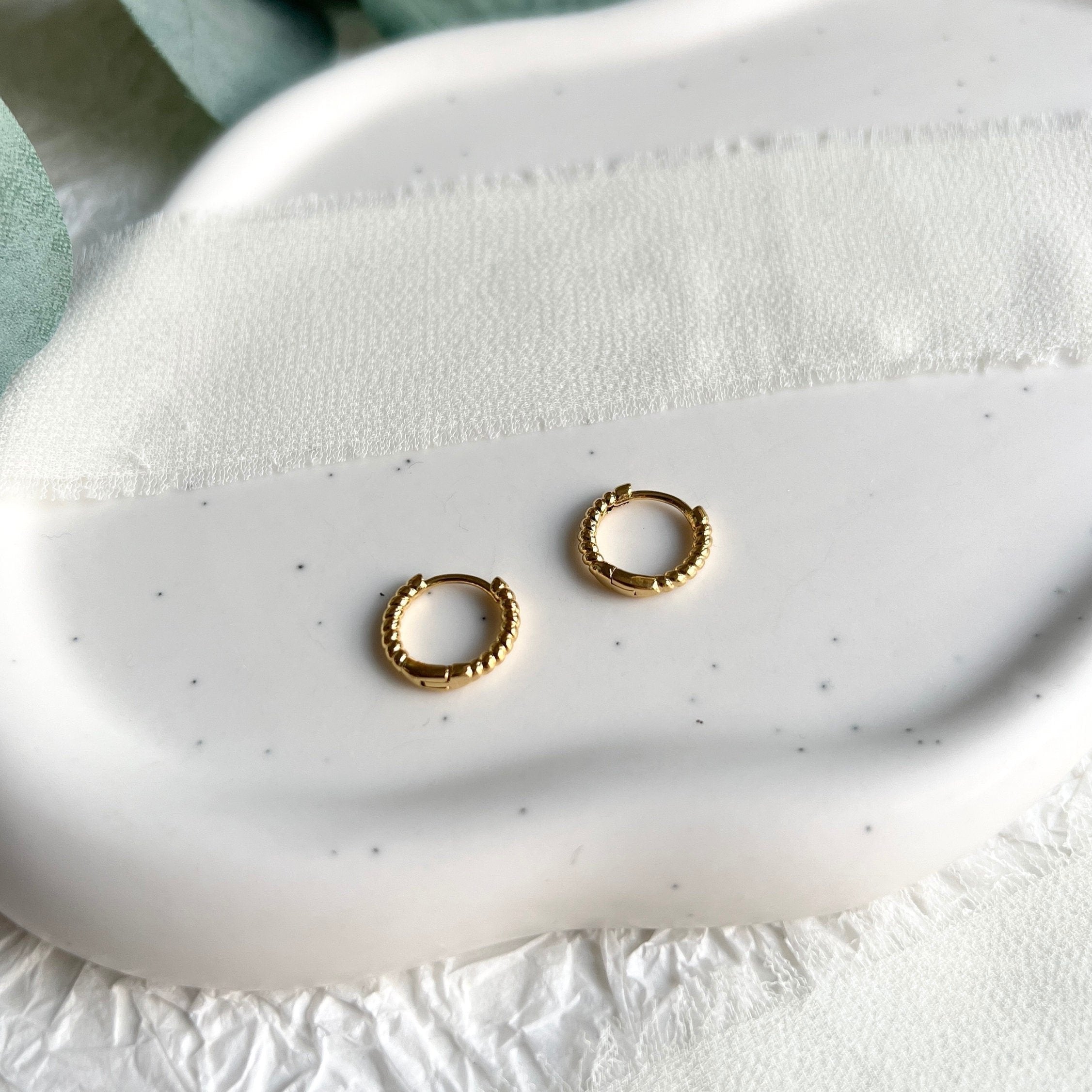 Ohrringe, kleine zarte Creolen, warmes Gold, rund, gedreht, moderne Ohrringe, minimalistisch, Hoop-Ohrringe-Schmuckblüte