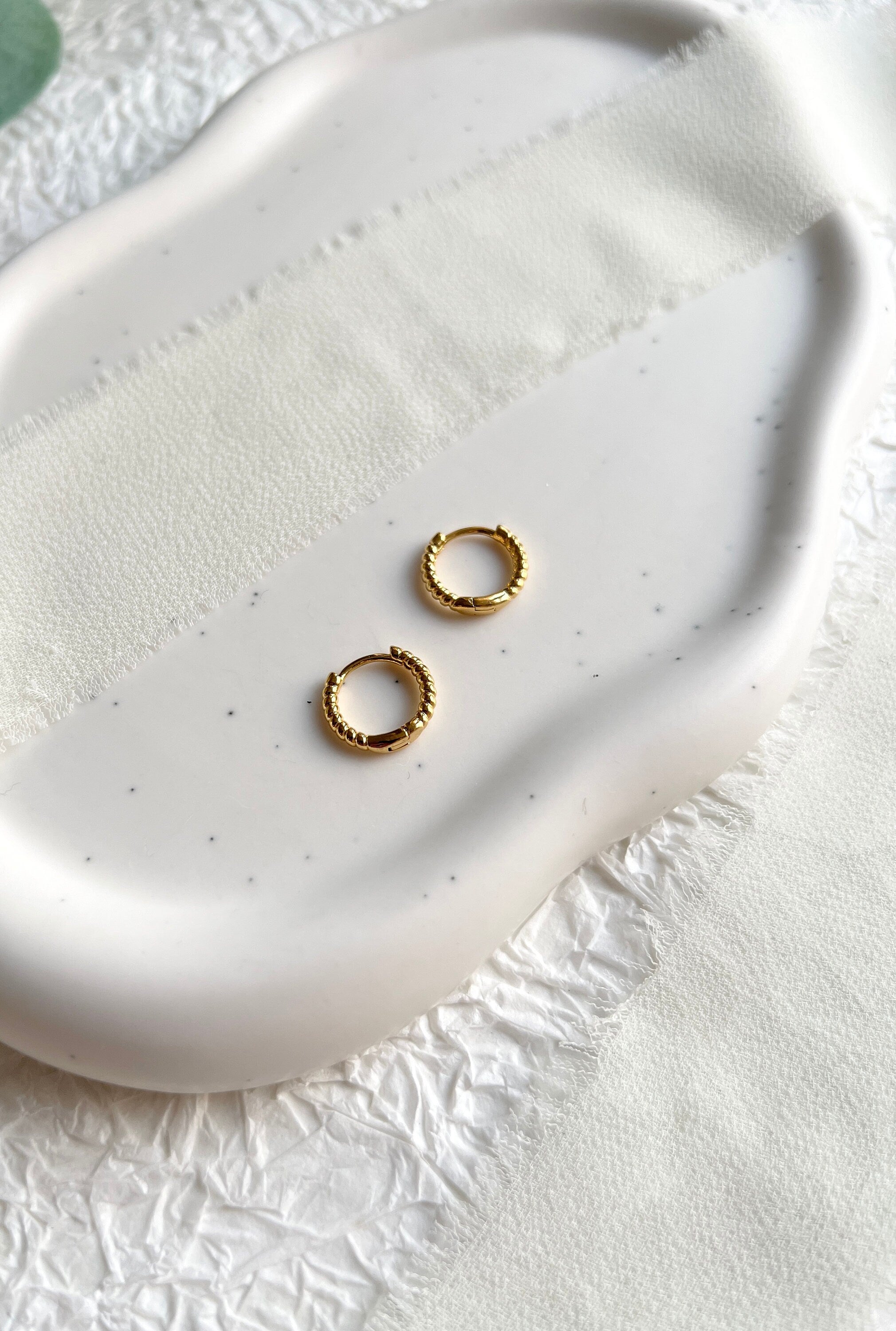 Ohrringe, kleine zarte Creolen, warmes Gold, rund, gedreht, moderne Ohrringe, minimalistisch, Hoop-Ohrringe-Schmuckblüte