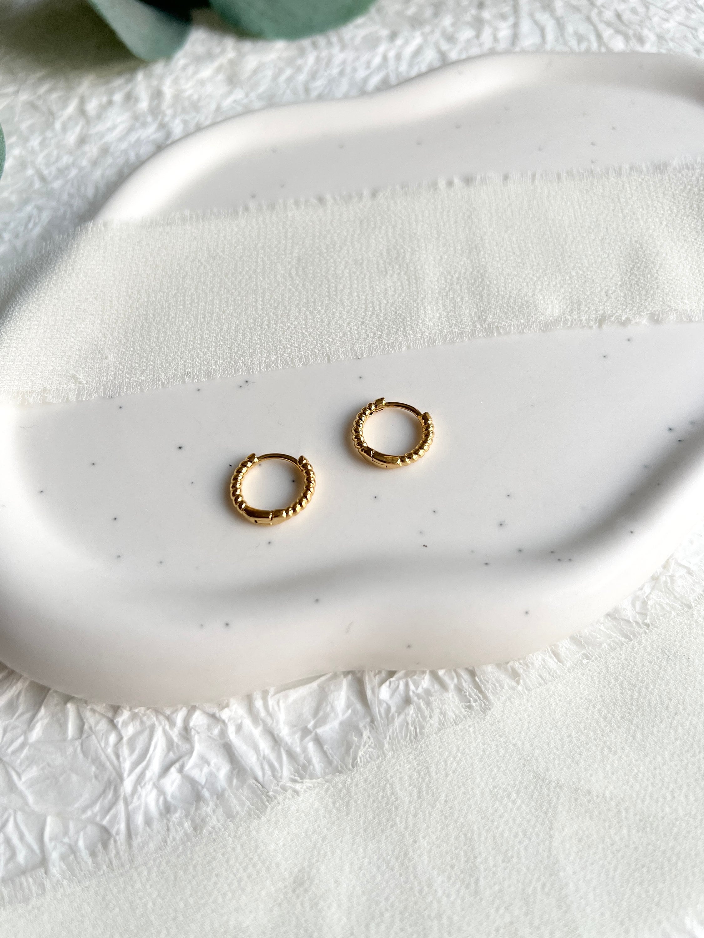 Ohrringe, kleine zarte Creolen, warmes Gold, rund, gedreht, moderne Ohrringe, minimalistisch, Hoop-Ohrringe-Schmuckblüte