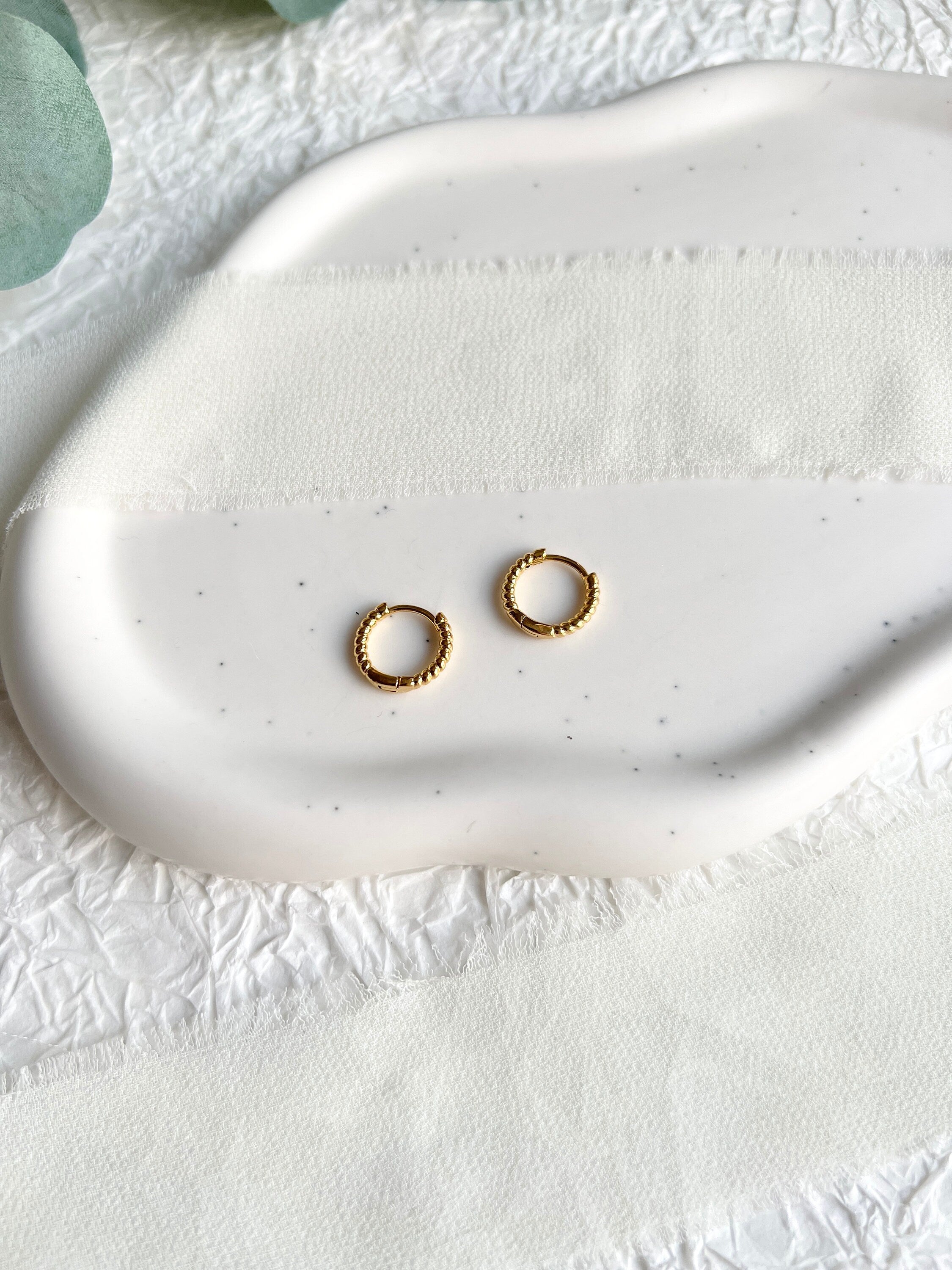 Ohrringe, kleine zarte Creolen, warmes Gold, rund, gedreht, moderne Ohrringe, minimalistisch, Hoop-Ohrringe-Schmuckblüte