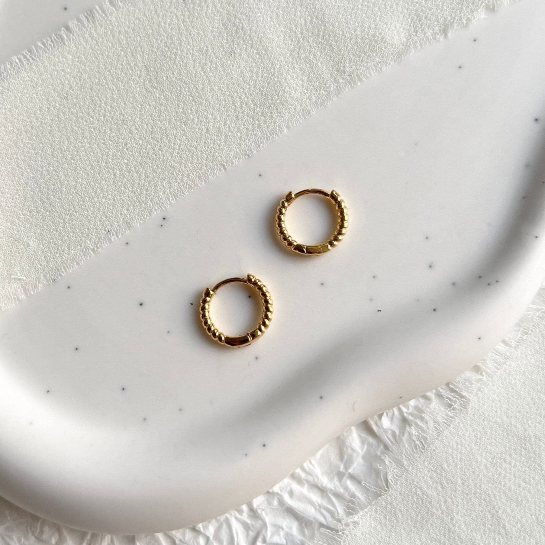 Ohrringe, kleine zarte Creolen, warmes Gold, rund, gedreht, moderne Ohrringe, minimalistisch, Hoop-Ohrringe-Schmuckblüte