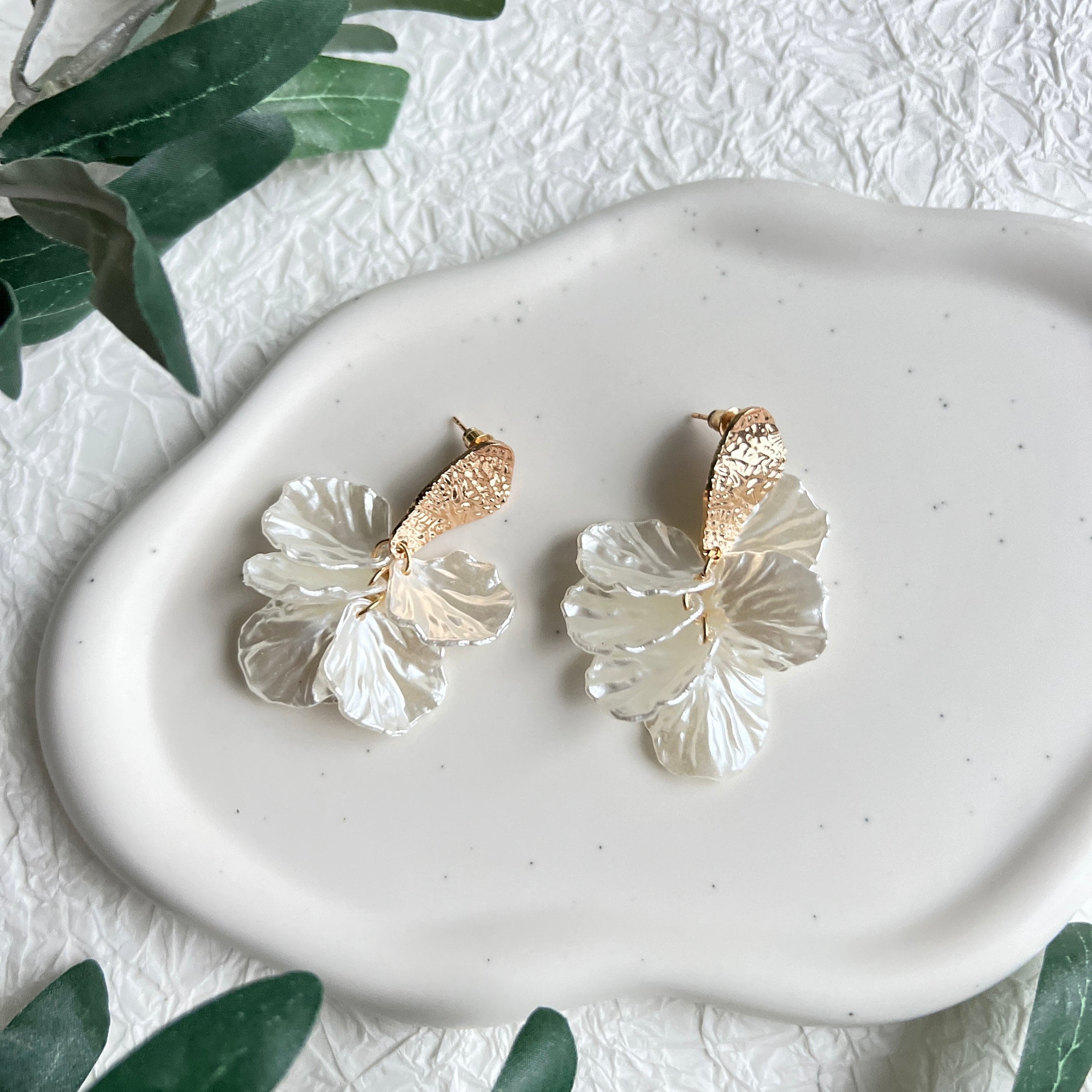 Ohrringe roségold und weiß, Blätter, Perlmutt Optik, Hängeohrringe, eleganter Braut Schmuck-Ohrringe-Schmuckblüte