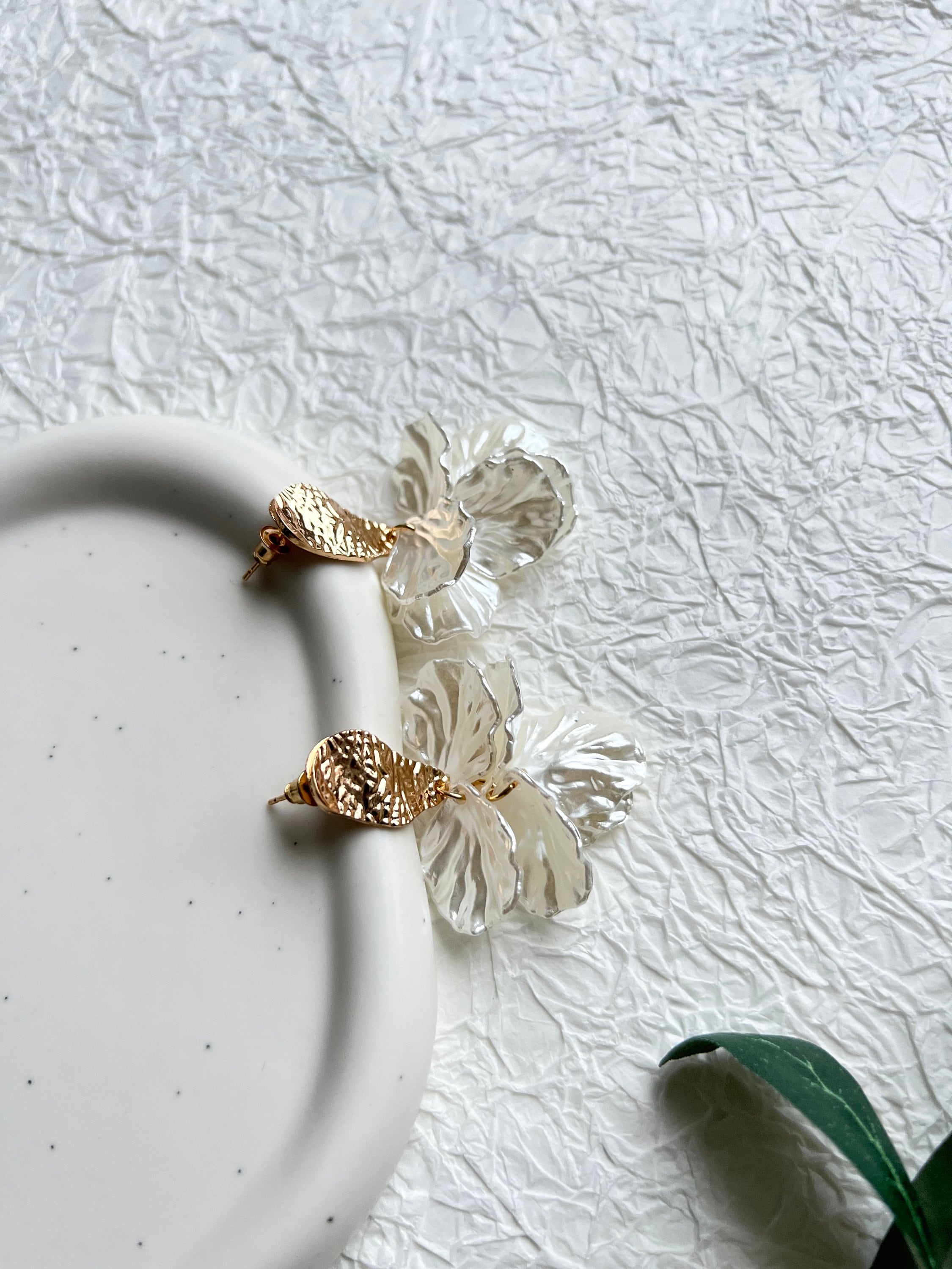 Ohrringe roségold und weiß, Blätter, Perlmutt Optik, Hängeohrringe, eleganter Braut Schmuck-Ohrringe-Schmuckblüte