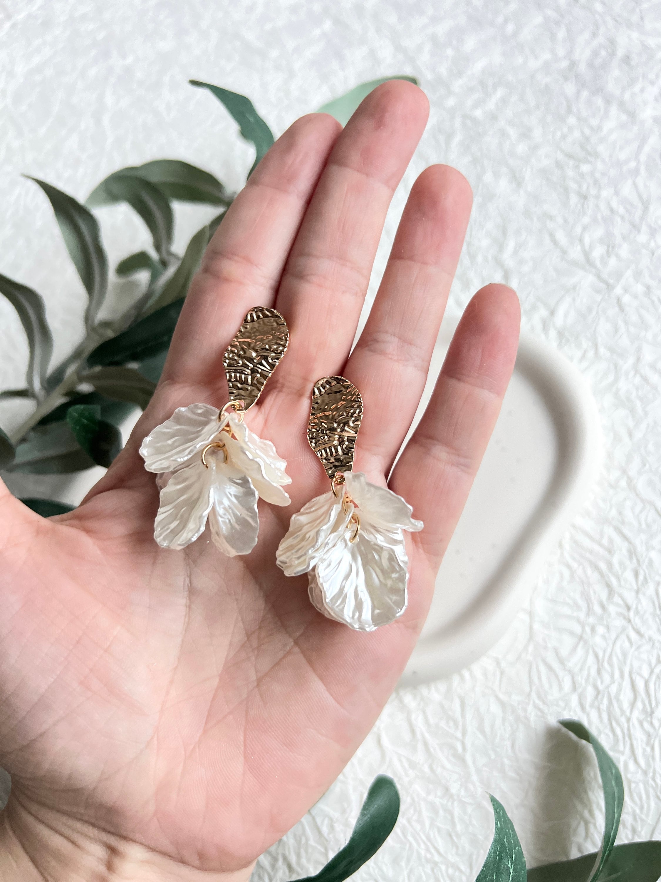 Ohrringe roségold und weiß, Blätter, Perlmutt Optik, Hängeohrringe, eleganter Braut Schmuck-Ohrringe-Schmuckblüte
