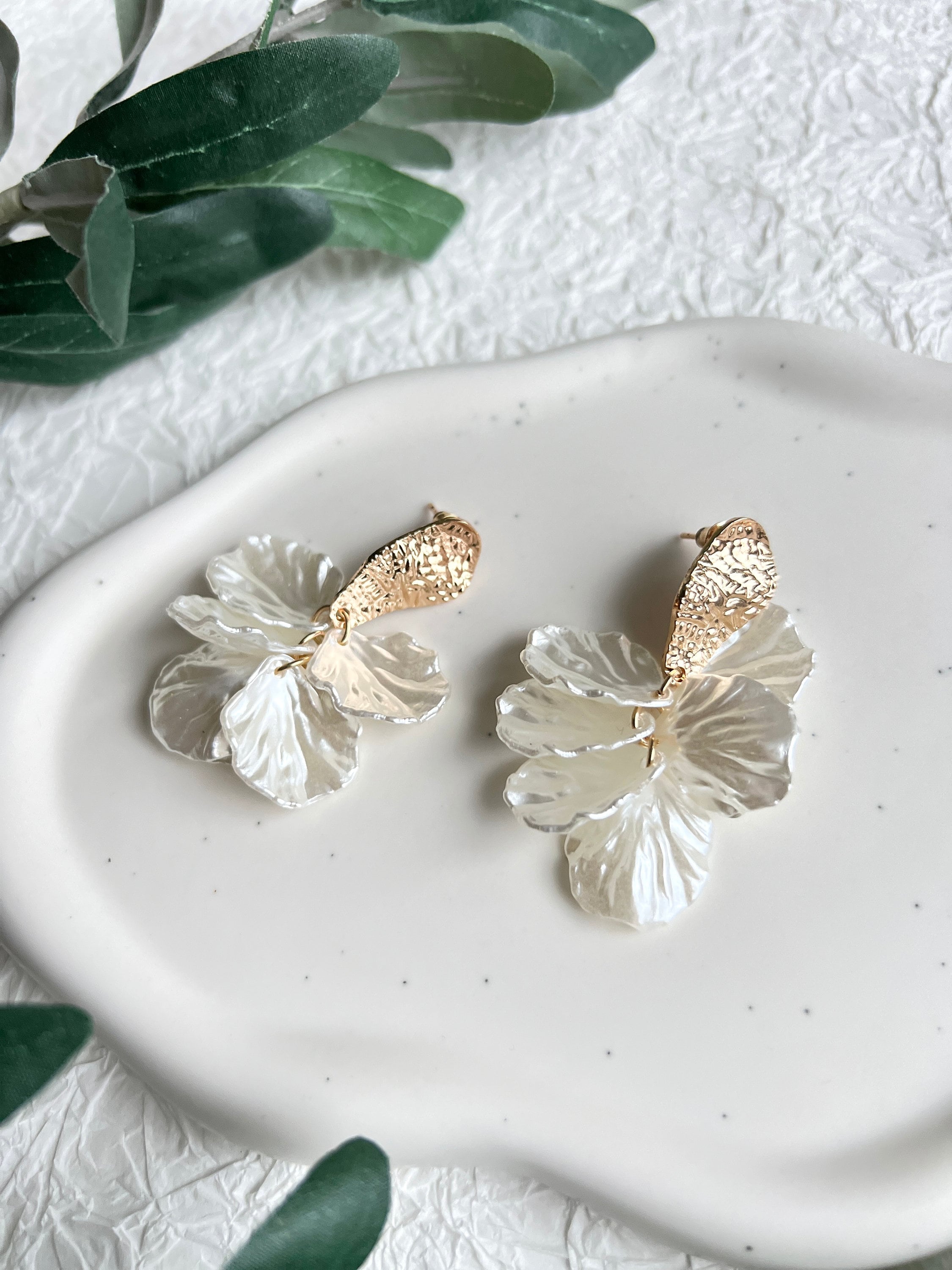 Ohrringe roségold und weiß, Blätter, Perlmutt Optik, Hängeohrringe, eleganter Braut Schmuck-Ohrringe-Schmuckblüte