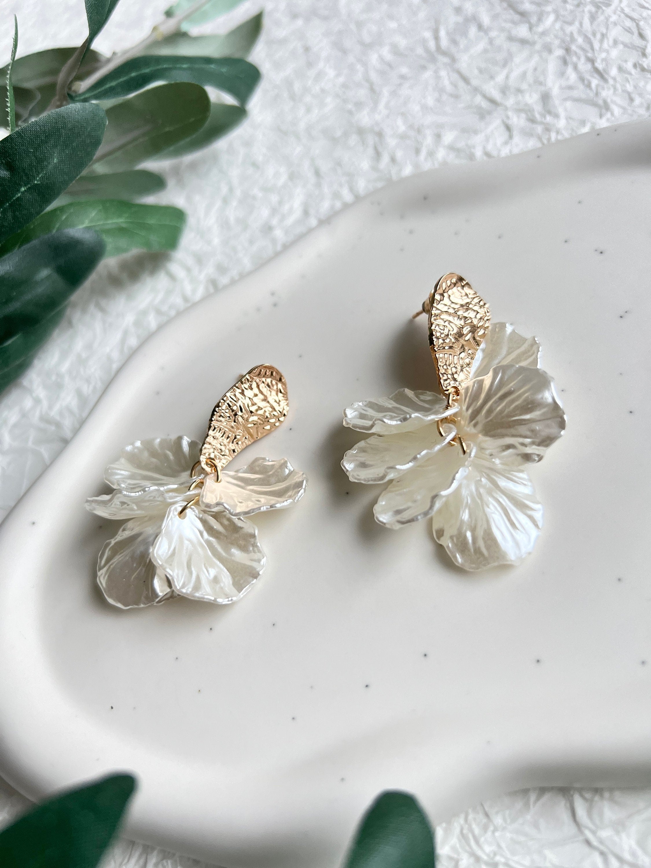 Ohrringe roségold und weiß, Blätter, Perlmutt Optik, Hängeohrringe, eleganter Braut Schmuck-Ohrringe-Schmuckblüte