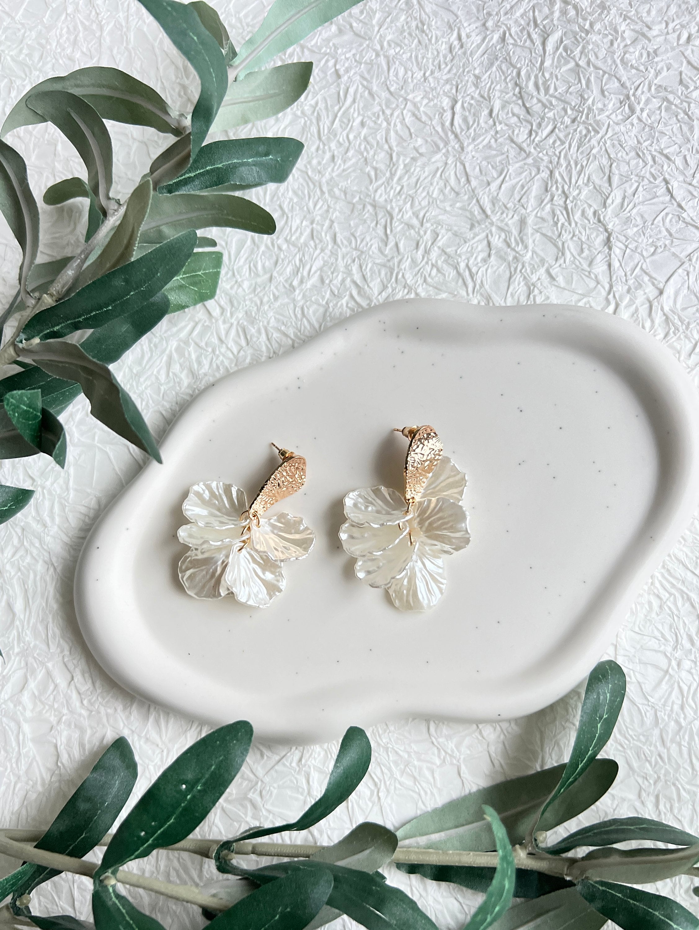 Ohrringe roségold und weiß, Blätter, Perlmutt Optik, Hängeohrringe, eleganter Braut Schmuck-Ohrringe-Schmuckblüte