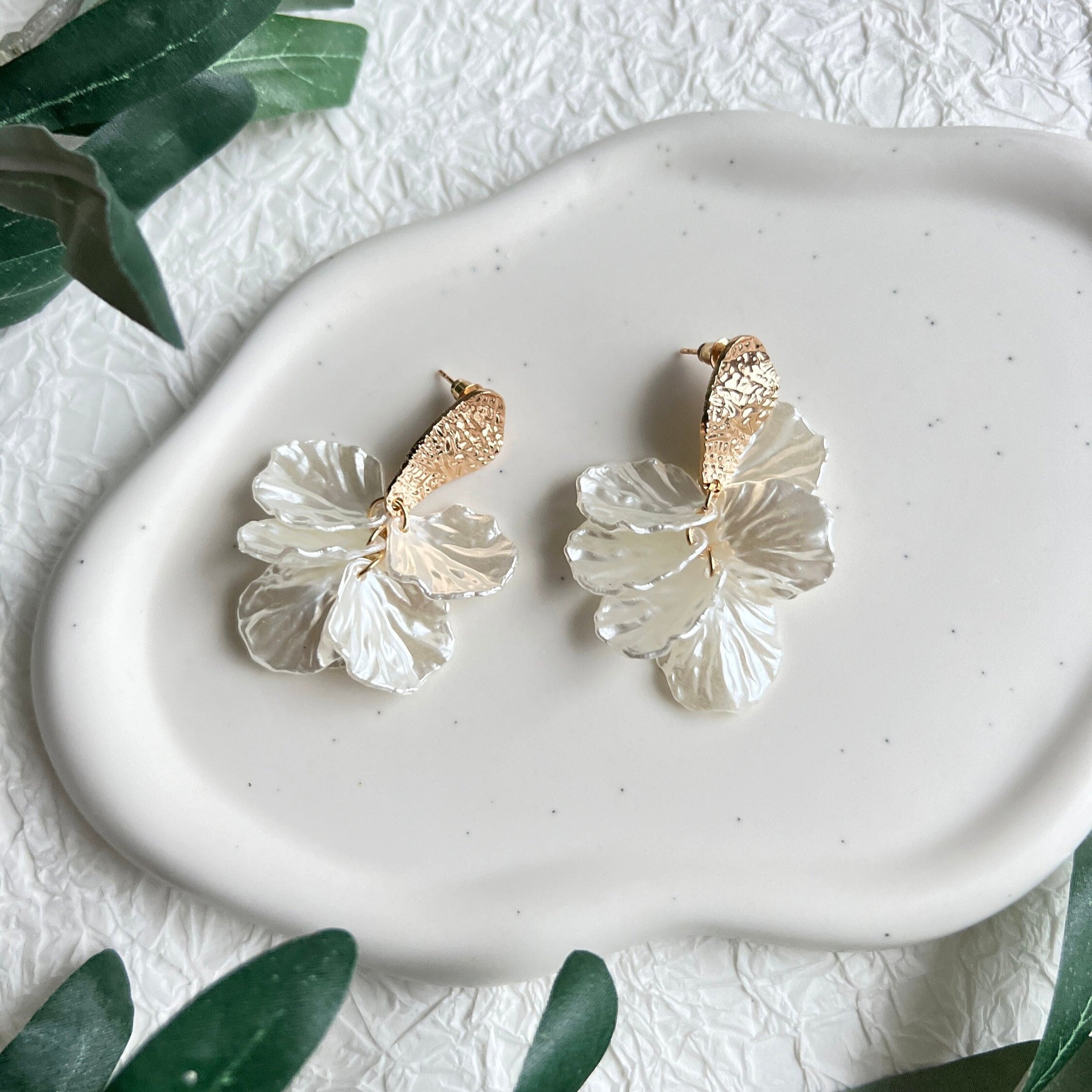 Ohrringe, roségold und weiß, Blätter, Perlmuttoptik, Hängeohrringe, eleganter Brautschmuck – Ohrringe – Schmuckblüte, Brautjungfer, Schmuck Hochzeit