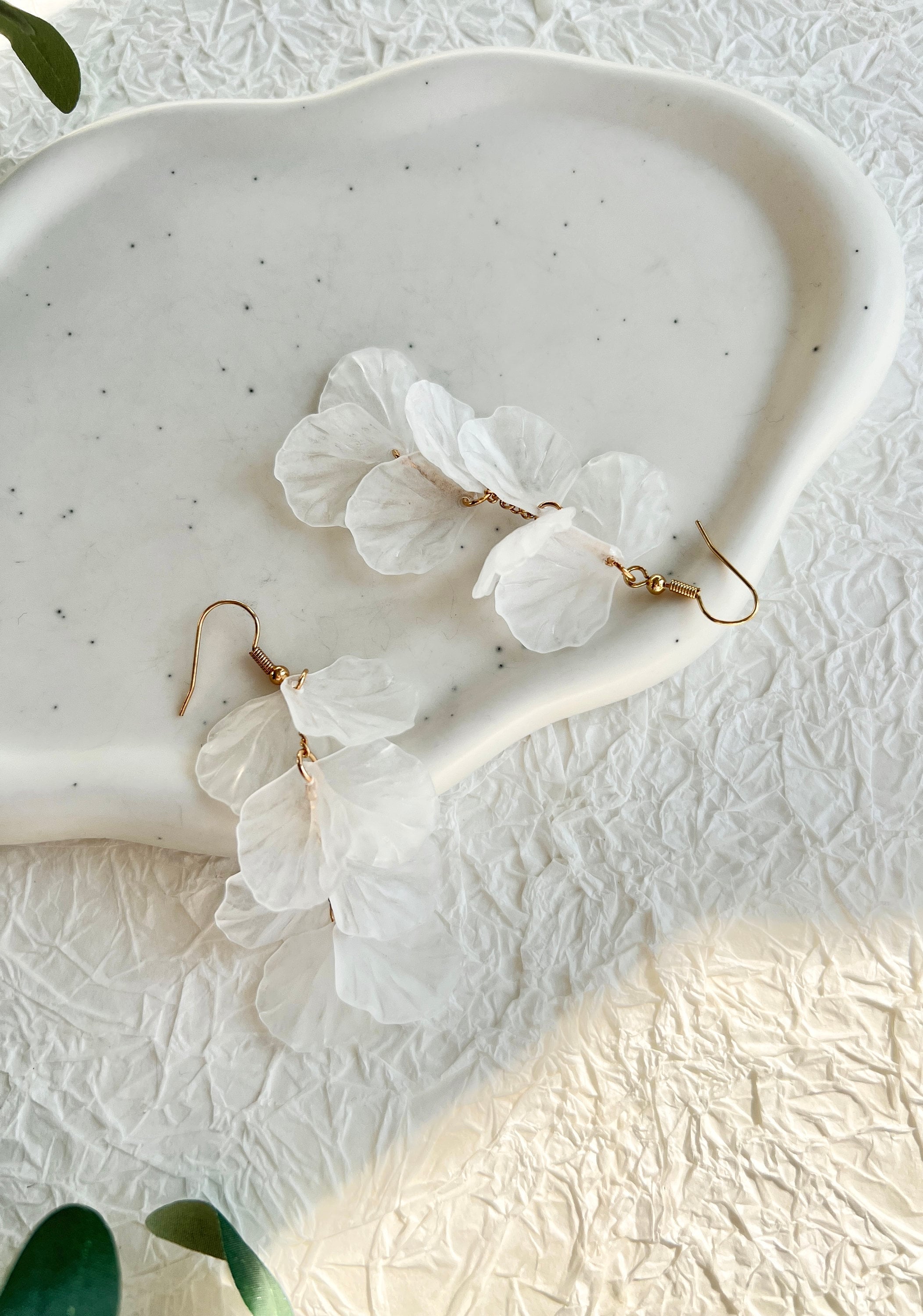 Ohrringe weiß und Gold, zarte leicht transparente Blätter, Hängeohrringe, eleganter Braut-Ohrringe-Schmuckblüte