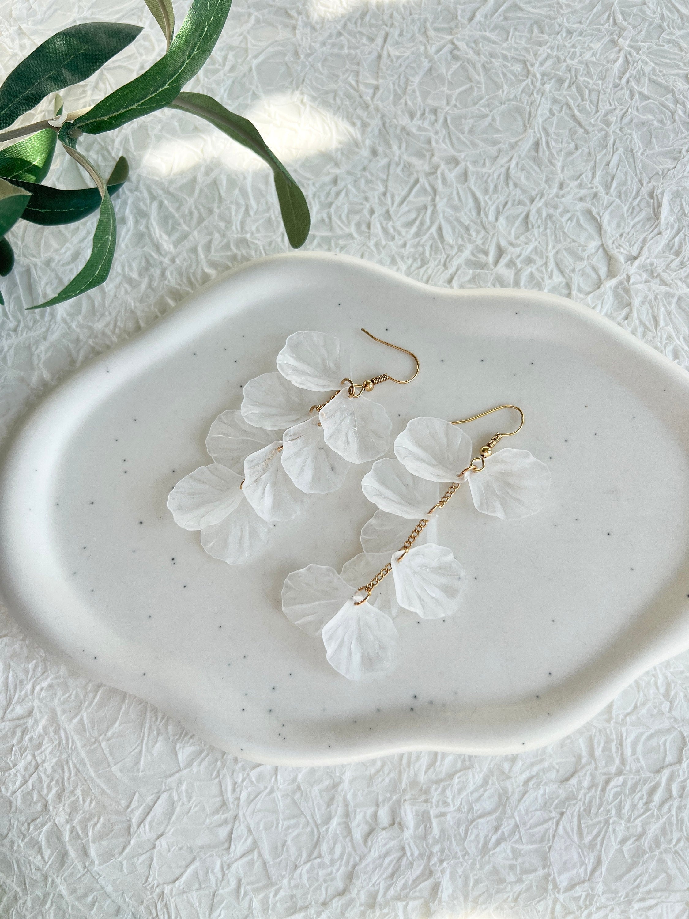 Ohrringe weiß und Gold, zarte leicht transparente Blätter, Hängeohrringe, eleganter Braut-Ohrringe-Schmuckblüte