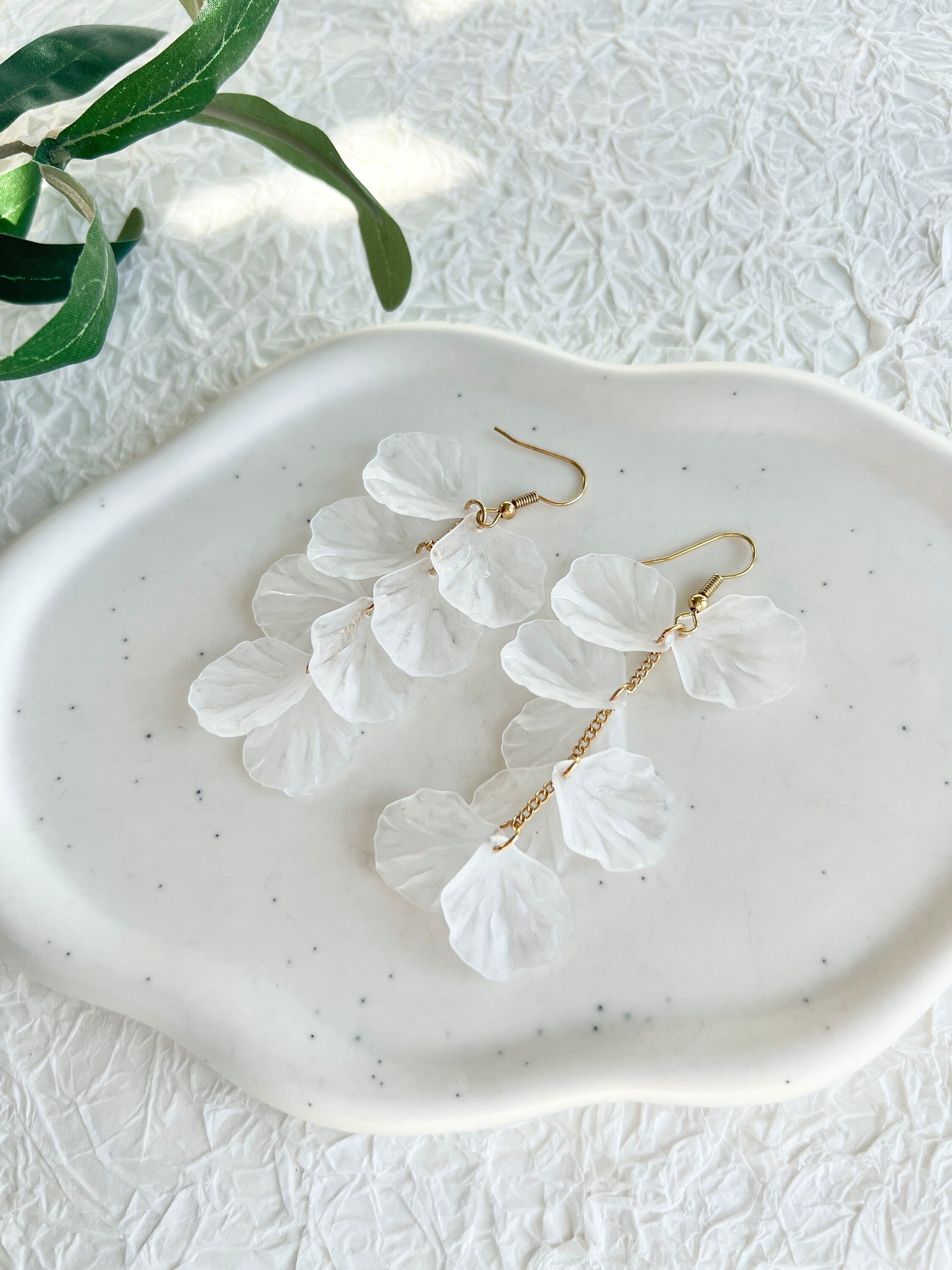 Ohrringe weiß und Gold, zarte leicht transparente Blätter, Hängeohrringe, eleganter Braut-Ohrringe-Schmuckblüte