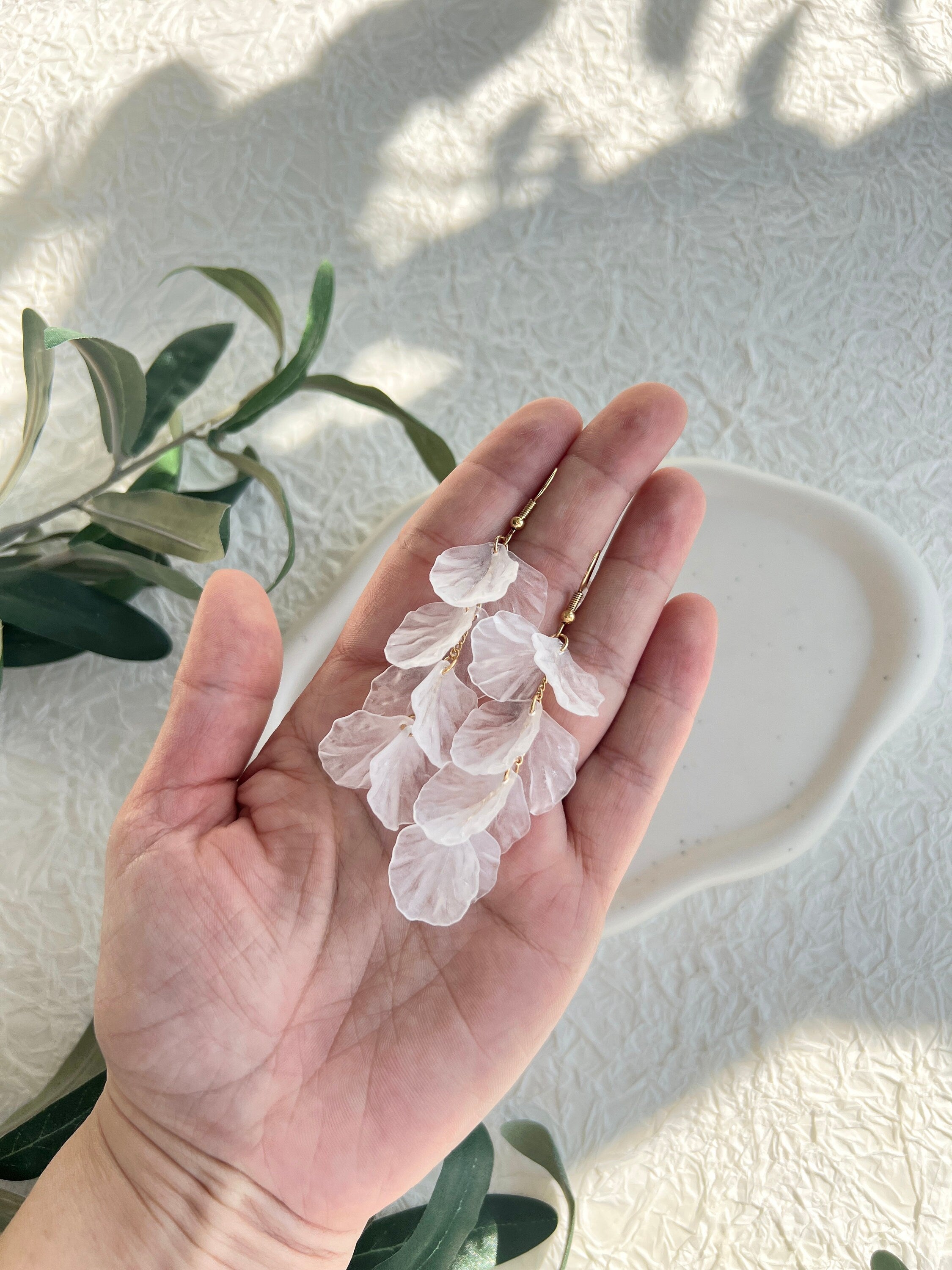 Ohrringe weiß und Gold, zarte leicht transparente Blätter, Hängeohrringe, eleganter Braut-Ohrringe-Schmuckblüte
