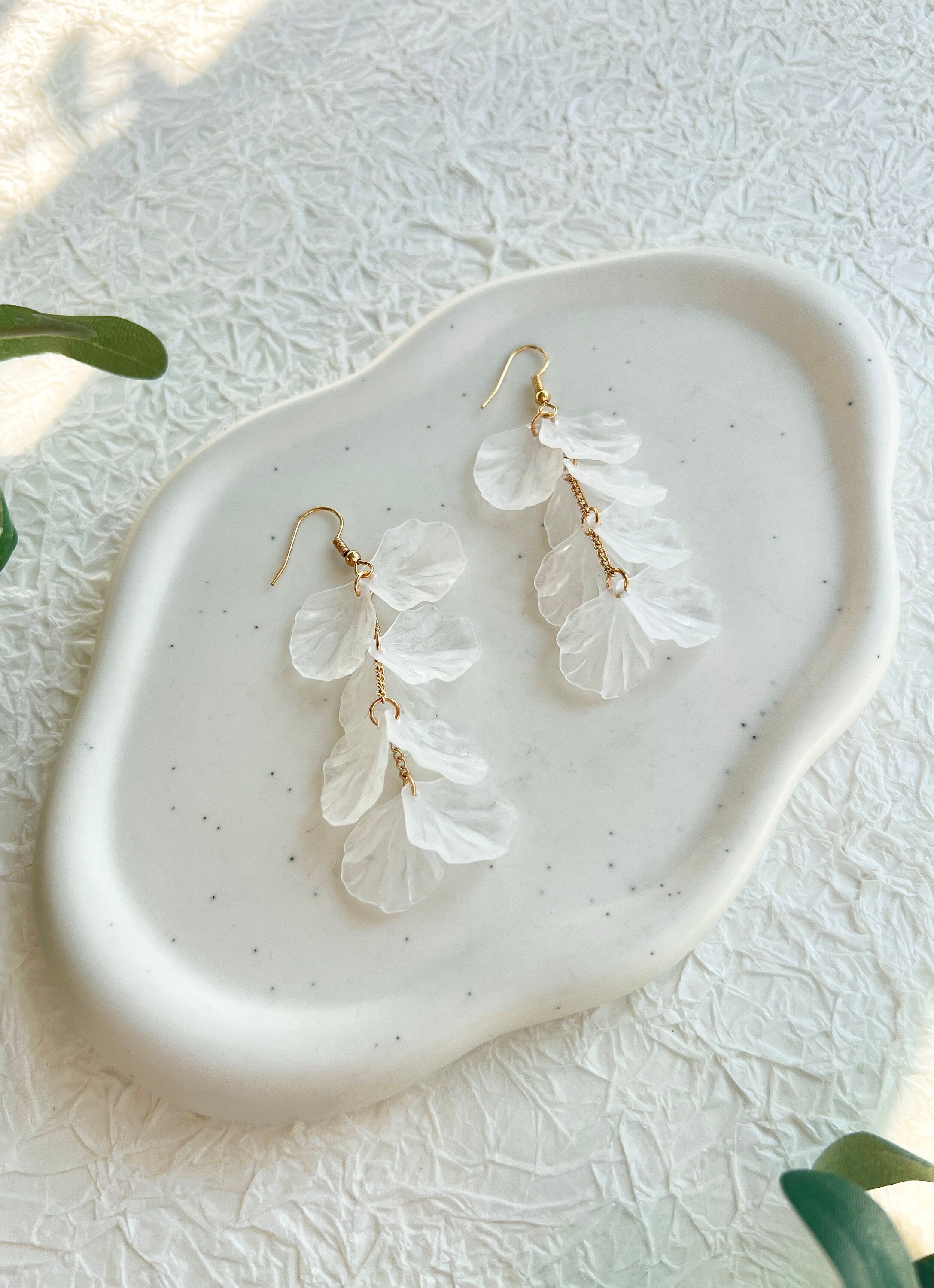 Ohrringe weiß und Gold, zarte leicht transparente Blätter, Hängeohrringe, eleganter Braut-Ohrringe-Schmuckblüte