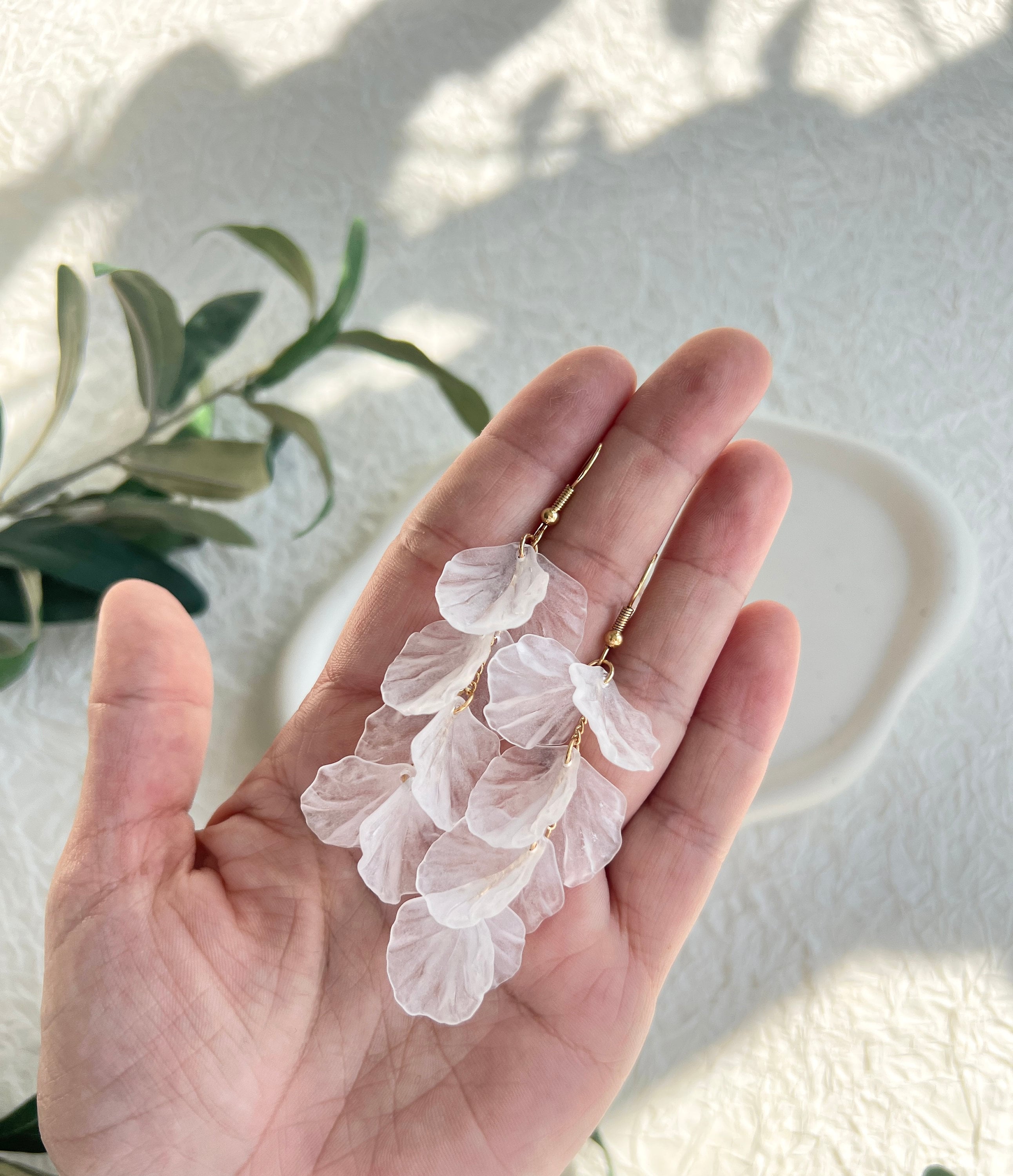 Ohrringe weiß und Gold, zarte leicht transparente Blätter, Hängeohrringe, eleganter Braut-Ohrringe-Schmuckblüte