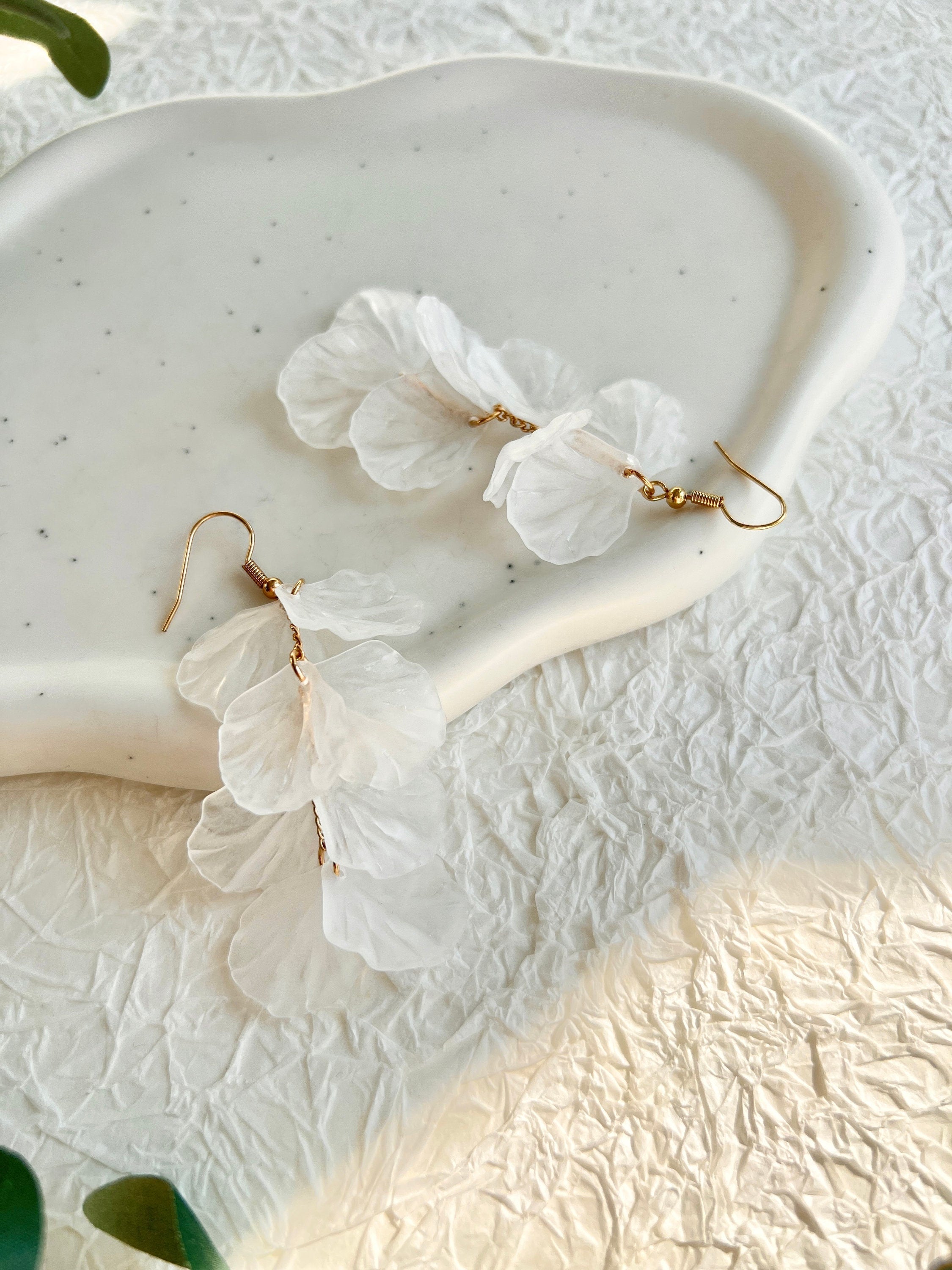 Ohrringe weiß und Gold, zarte leicht transparente Blätter, Hängeohrringe, eleganter Braut-Ohrringe-Schmuckblüte