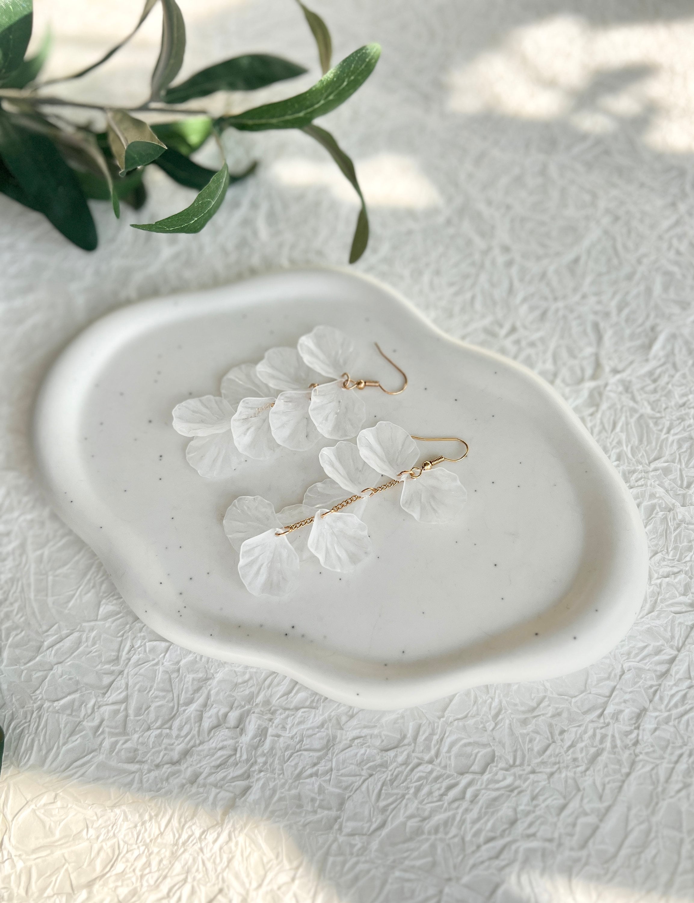 Ohrringe weiß und Gold, zarte leicht transparente Blätter, Hängeohrringe, eleganter Braut-Ohrringe-Schmuckblüte