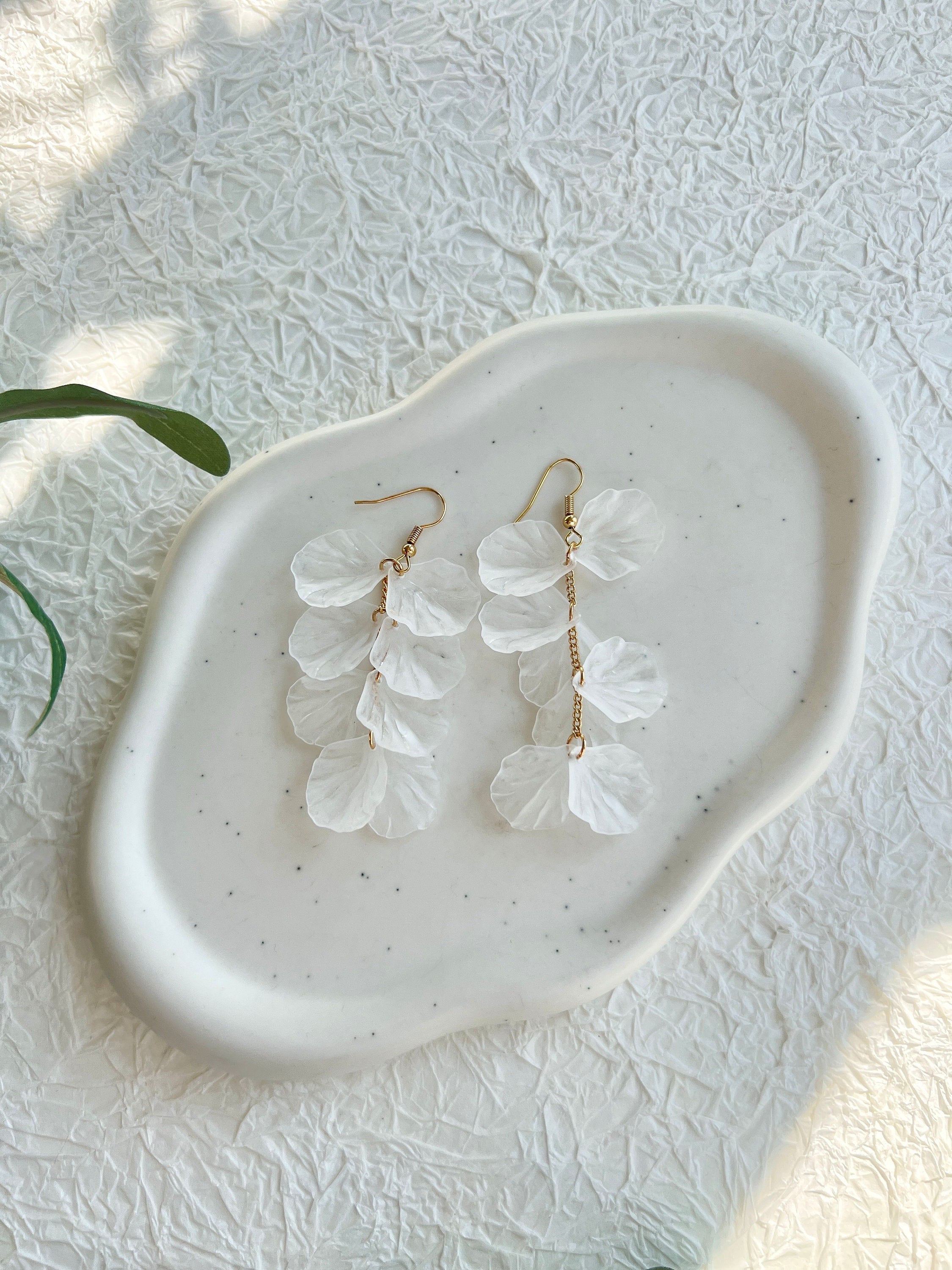 Ohrringe weiß und Gold, zarte leicht transparente Blätter, Hängeohrringe, eleganter Braut-Ohrringe-Schmuckblüte