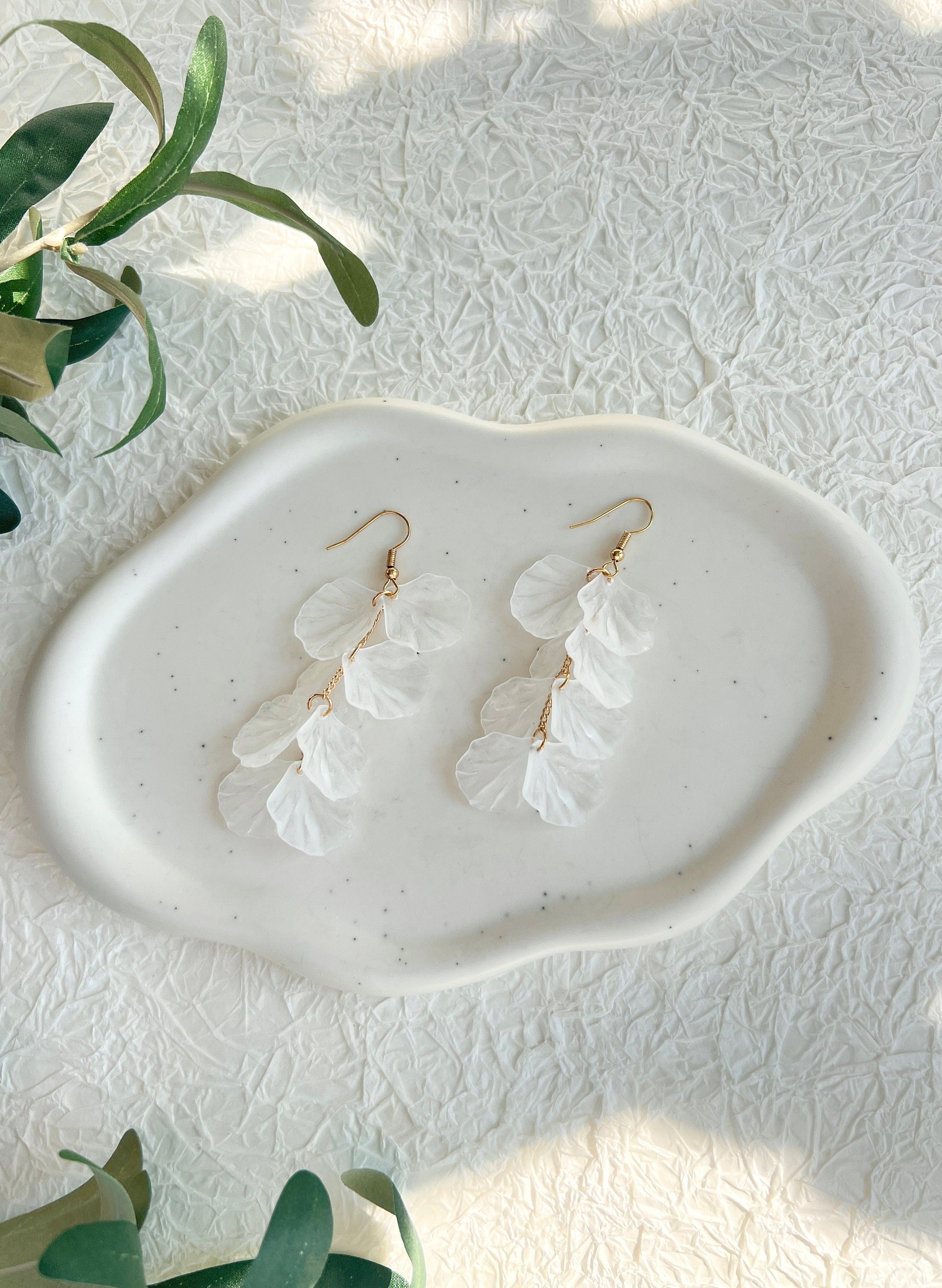Ohrringe weiß und Gold, zarte leicht transparente Blätter, Hängeohrringe, eleganter Braut-Ohrringe-Schmuckblüte