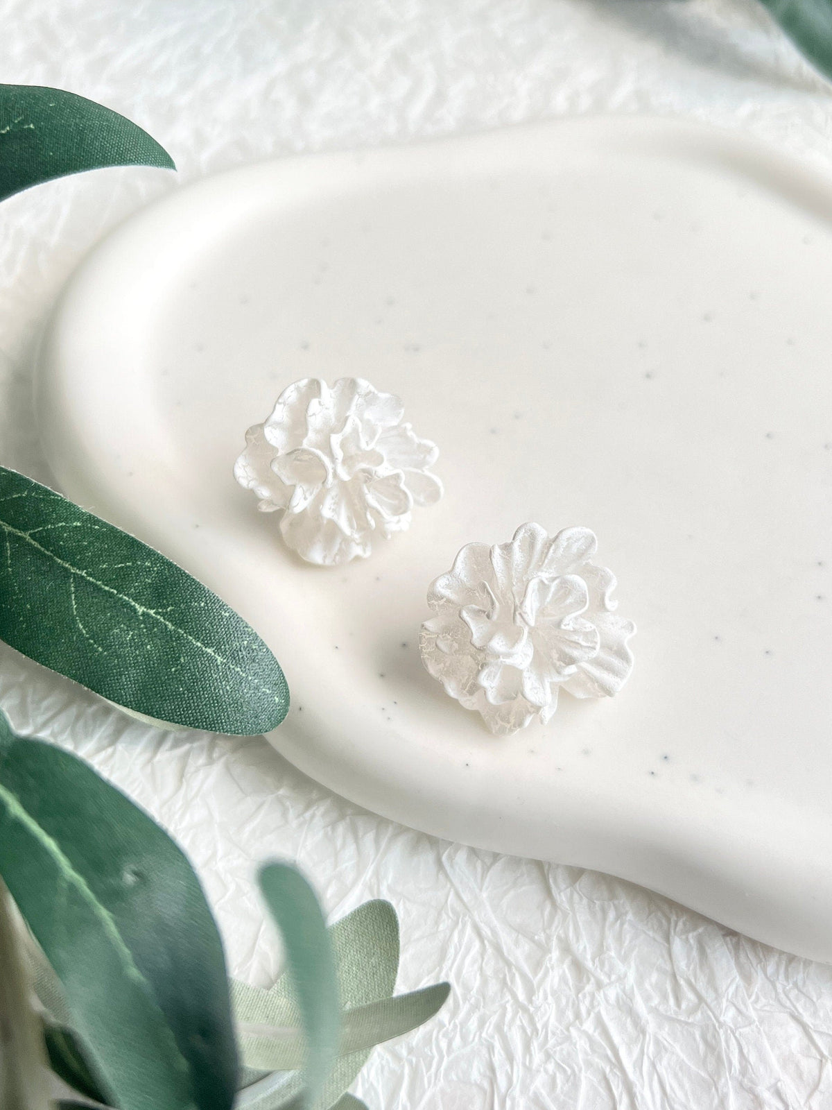 Ohrringe, weiß-transparente Blüten, abstrakt, Couture, feine Ohrstecker, Brautohrringe, Schmuck fuer die Hochzeit, Hochzeitsschmuck, eleganter Brautschmuck, moderne Damenohrringe, Schmuckbluete