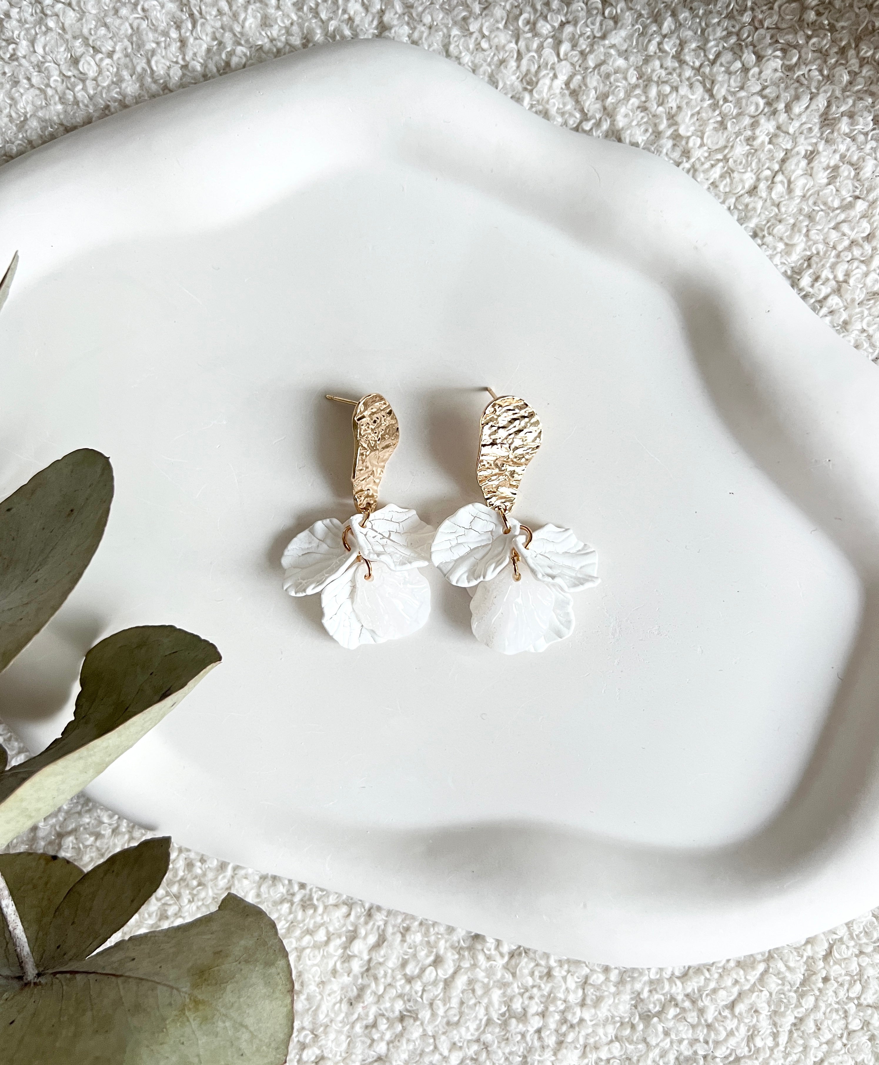 Brautohrringe, Gold und Weiss, Blaetterform, feine Ohrringe, moderner Brautschmuck, Ohrstecker mit goldenen Details, Bluetenblätter, Schmuck Hochzeit, elegante Haengeohrringe, Trauzeugin oder Brautjungfer, Brautlook, Weddinginspiration, Schmuckbluete